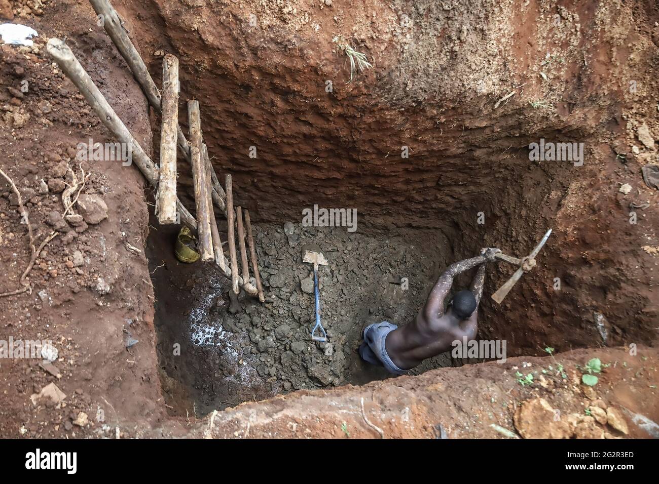 Nairobi, Kenia. Juni 2021. In den Slums von Kibera gräbt ein Mann eine Grubenlatrine. Kenia erlebt weiterhin die steigende Zahl von Covid-19-Infektionen und -Todesfällen der dritten Welle. So auch die Zunahme der hohen Nachfrage nach Arbeitsmöglichkeiten seit den ersten Covid-19-Fällen am 12. März 2020, die zu einer Erhöhung der Preise für Lebensmittel und Vermietungen führte. Kredit: SOPA Images Limited/Alamy Live Nachrichten Stockfoto