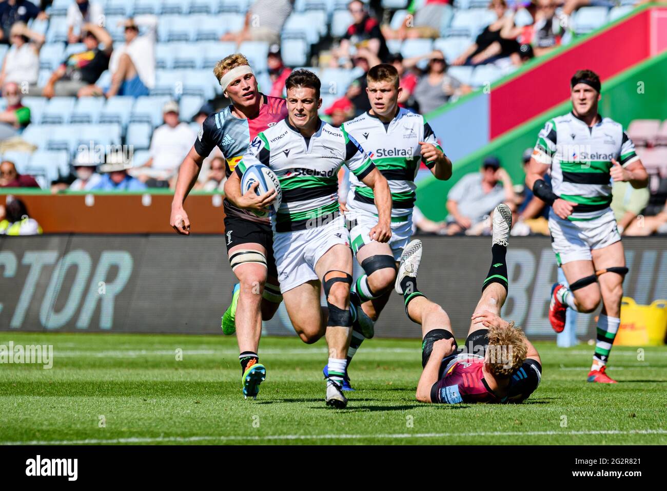 LONDON, GROSSBRITANNIEN. Juni 2021. Adam Radwan von Newcastle Falcons (Mitte) in Aktion während des Gallagher Premiership Rugby-Spiels zwischen Harlequins und Newcastle Falcons im Twickenham Stoop Stadium am Samstag, den 12. Juni 2021. LONDON, ENGLAND. Kredit: Taka G Wu/Alamy Live Nachrichten Stockfoto