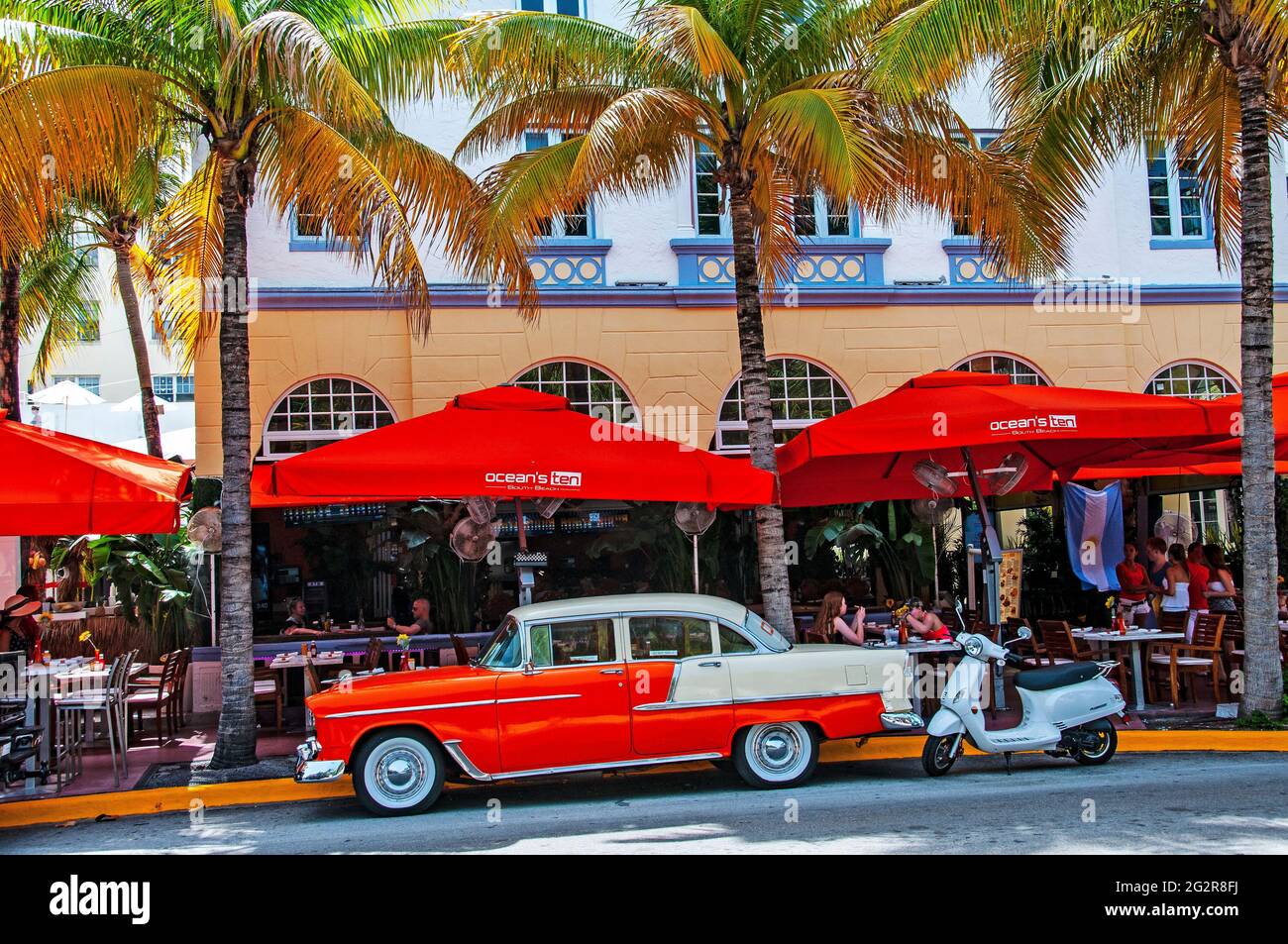 55 Chevy vor Ocean's Ten Restaurant und Bar, South Beach, Miami Beach, Florida Stockfoto