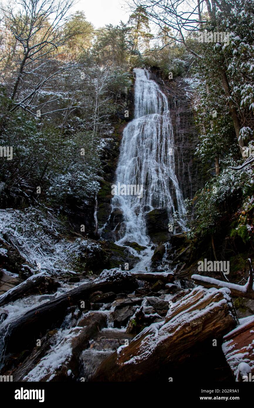 Mingo Falls, ein 120 Fuß großer Wasserfall, liegt im indianischen Land in den Blue Ridge Mountains, North Carolina Stockfoto