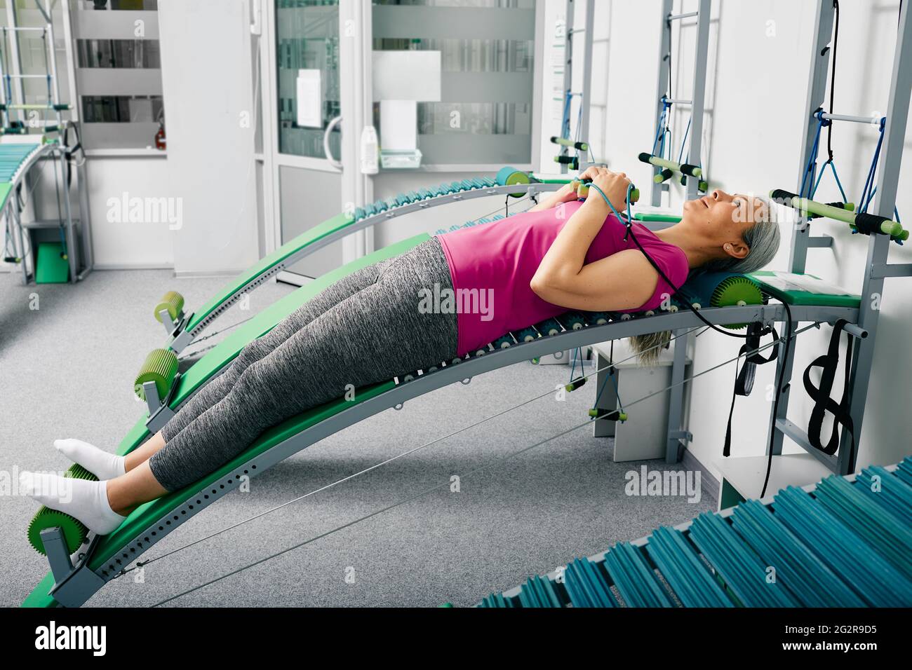Prävention und nicht-chirurgische Behandlung von Muskel-Skelett-Problem bei erwachsenen weiblichen Patienten im Wellness-Center Stockfoto