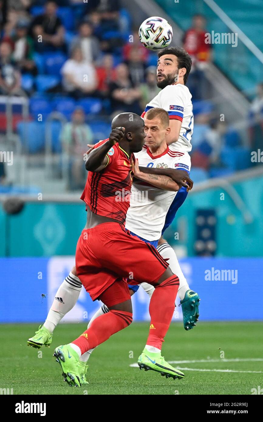 Der Belgier Romelu Lukaku, der Russe Dmitri Barinov und der Russe Georgi Dzhikiya kämpfen während eines Fußballspiels zwischen Russland und dem belgischen Roten D um den Ball Stockfoto