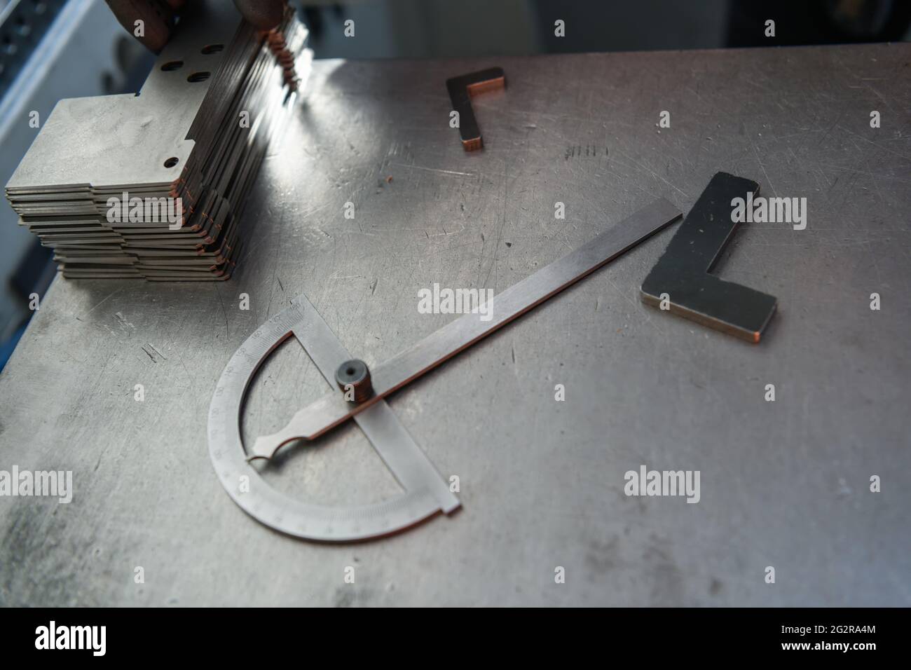 Ein professionelles Werkzeug zum Messen und Plotten von Metallteilen, die in einer CNC-Maschine bearbeitet werden Stockfoto