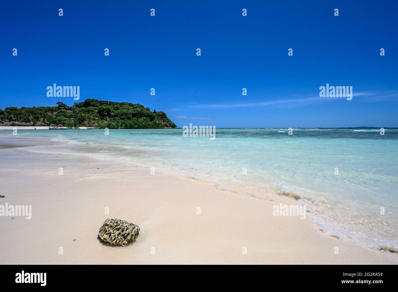 Strandspaziergang in Nosy Iranja Stockfoto