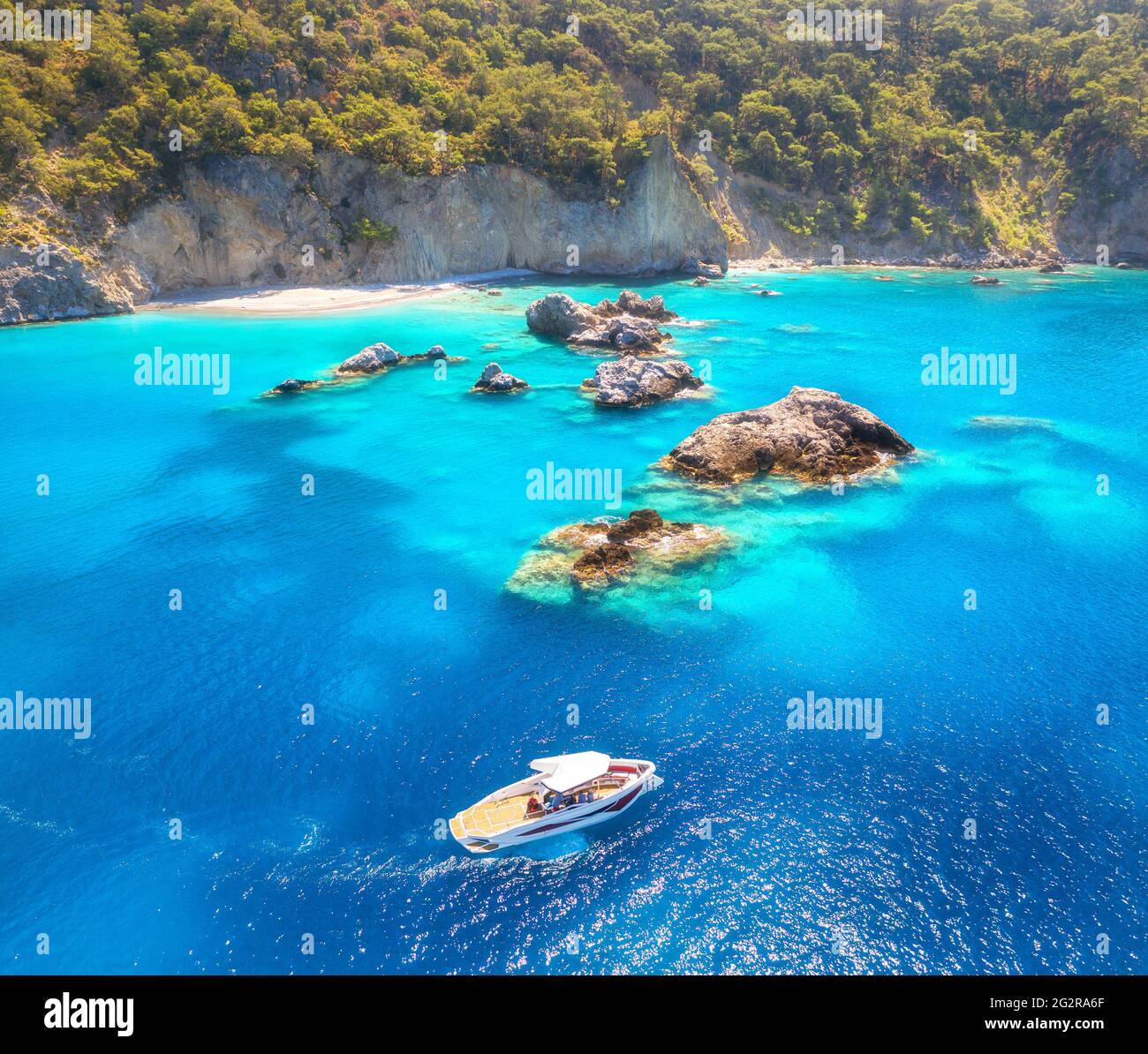 Schnellboot im blauen Meer bei Sonnenaufgang im Sommer. Luftaufnahme Stockfoto