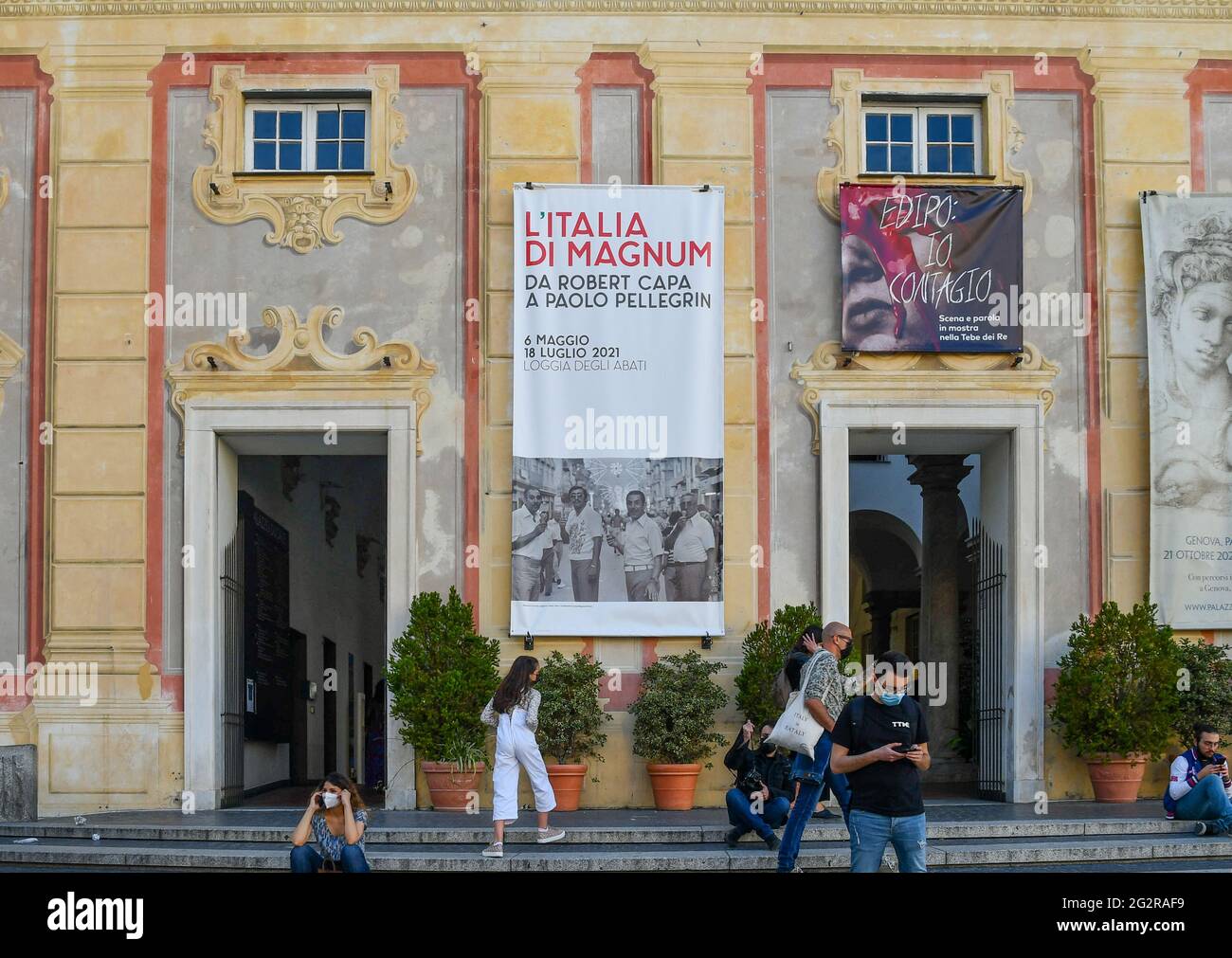 Eingang des Palazzo Ducale auf der Piazza de Ferrari mit den Werbeplakaten der Magnum Fotoausstellung 'L'Italia di Magnum', Genua, Italien Stockfoto