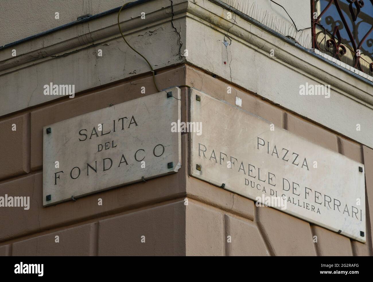 Nahaufnahme der Straßenschilder der Gasse Salita del Fondaco und des Hauptplatzes von Genua, Ligurien, Italien Stockfoto