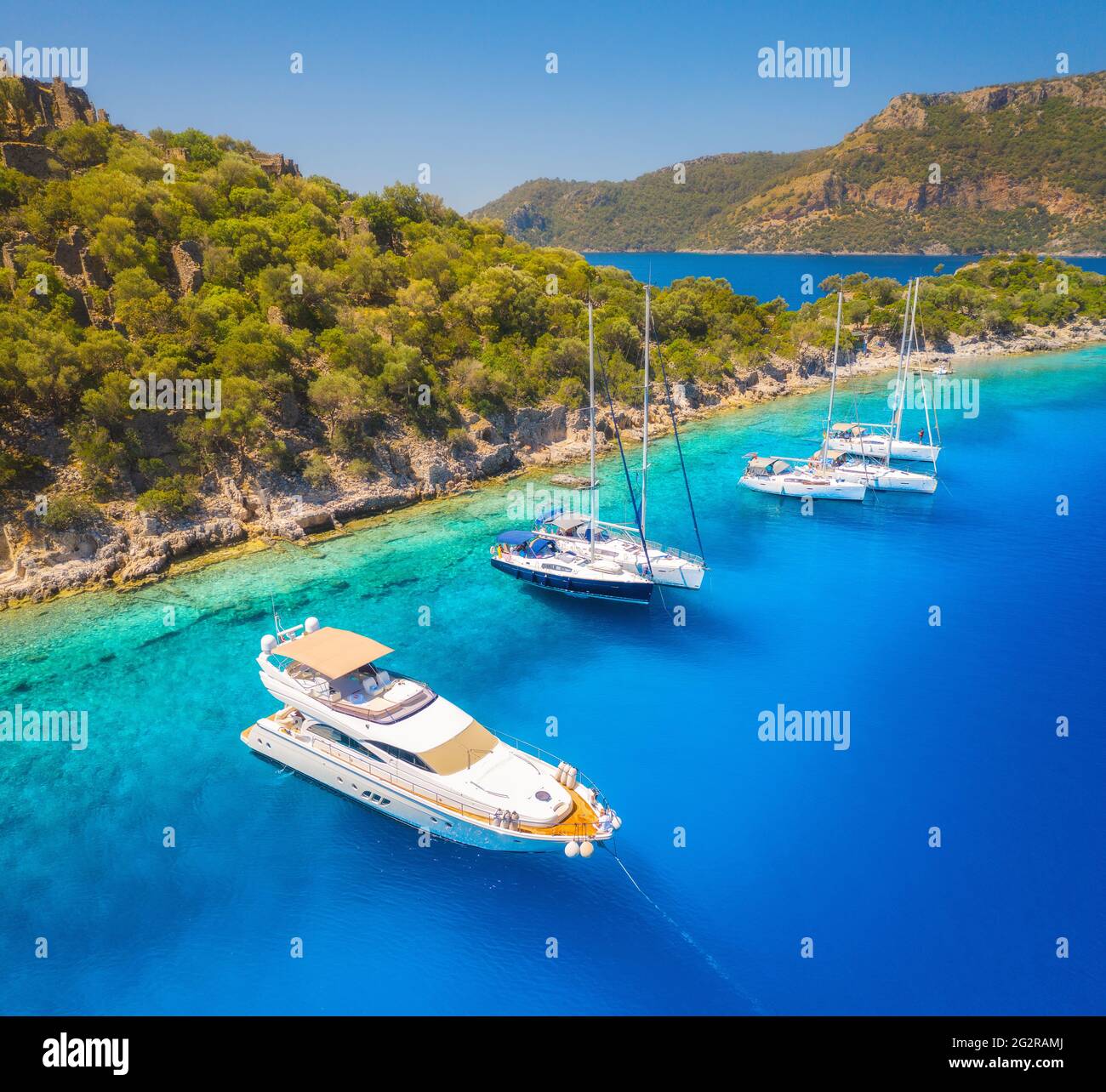 Luftaufnahme von schönen Yachten, Boote auf der Meeresbucht bei Sonnenuntergang Stockfoto