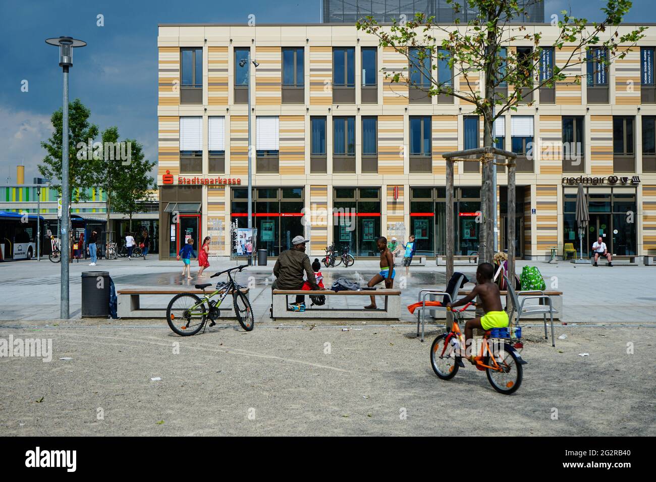 Der Oertelplatz ist ein zentraler Platz am Bahnhof München-Allach im Münchner Stadtteil Allach. Es wurde 2019 eröffnet. Stockfoto