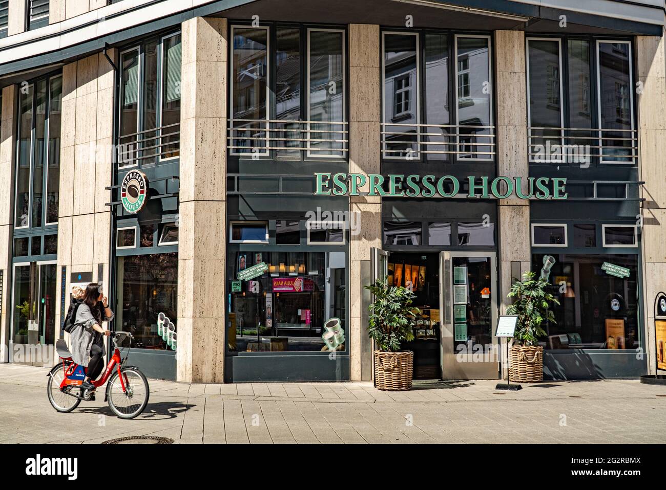Espresso House in Hamburg - STADT HAMBURG, DEUTSCHLAND - 10. MAI 2021  Stockfotografie - Alamy