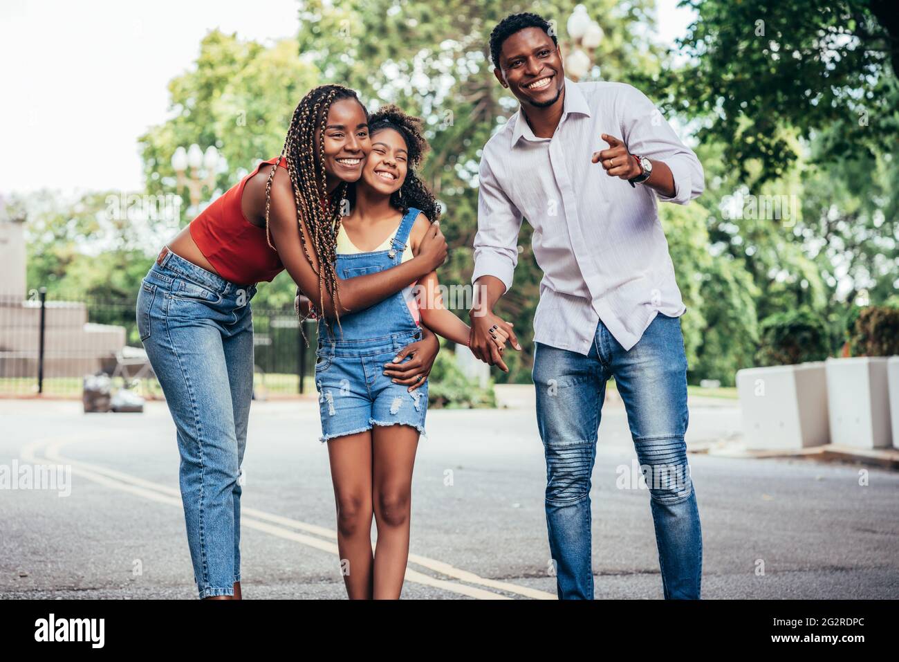 Familie genießt einen gemeinsamen Spaziergang im Freien. Stockfoto