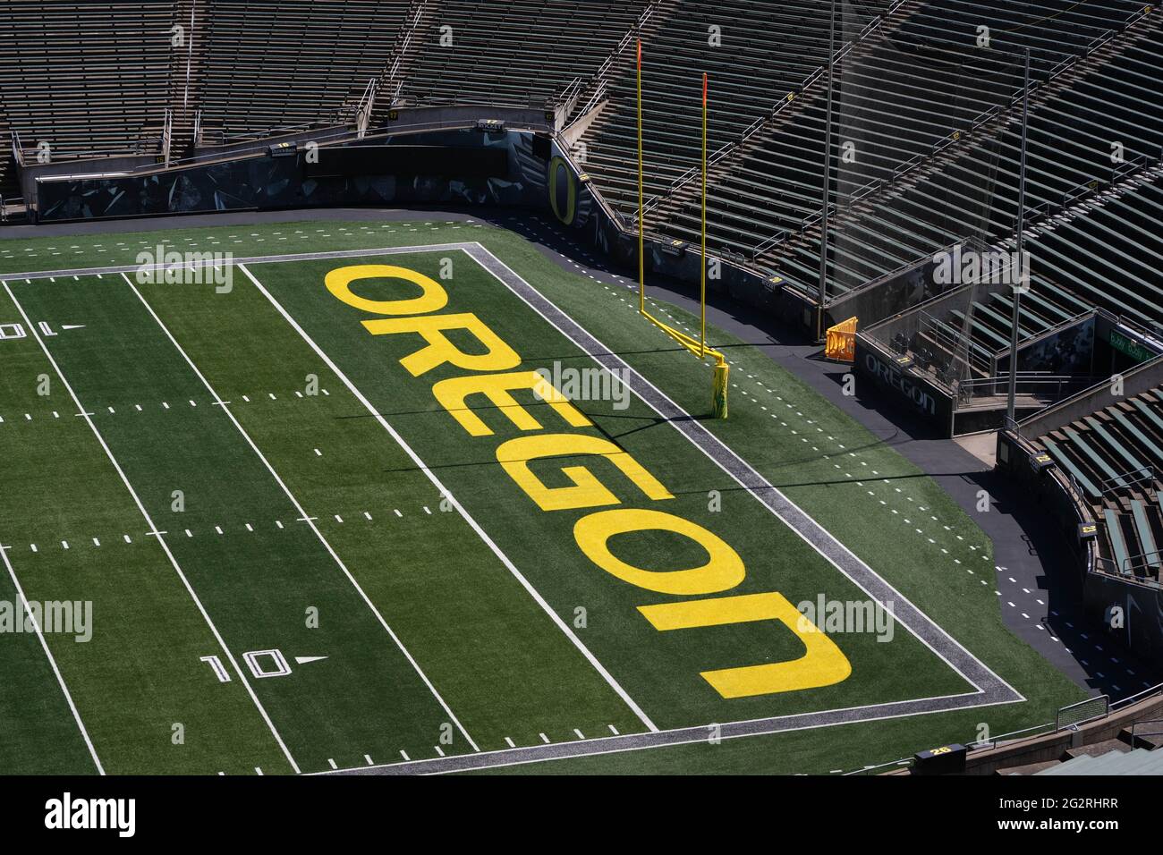 Ein allgemeiner Blick auf die Endzone und den Torpfosten im Autzen Stadium auf dem Campus der Universität von Oregon, Mittwoch, 9. Juni 2021, in Eugene, Ore. Stockfoto