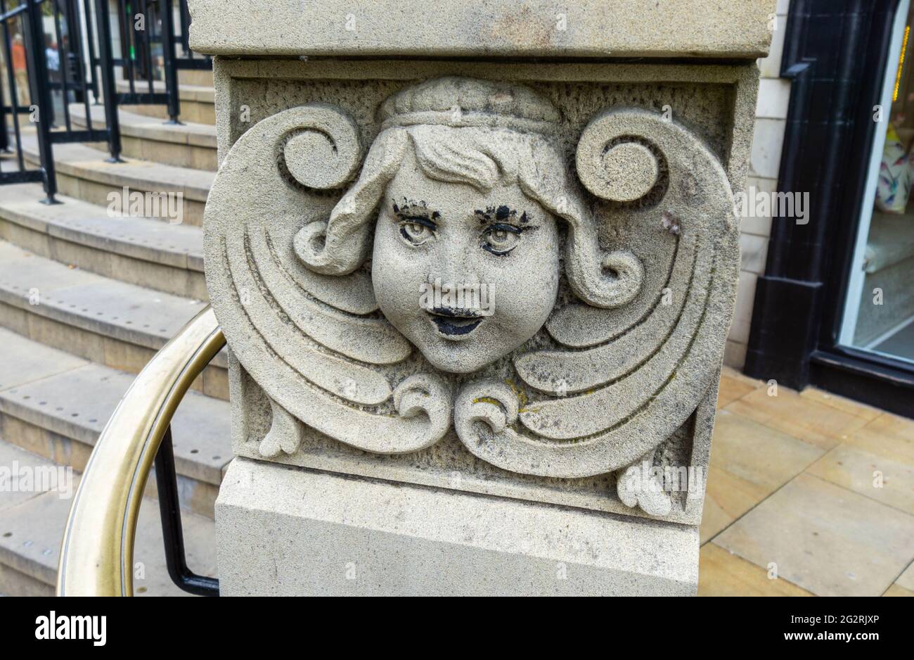 Skulptur auf den Stufen eines Reihenhauses in Chester Stockfoto