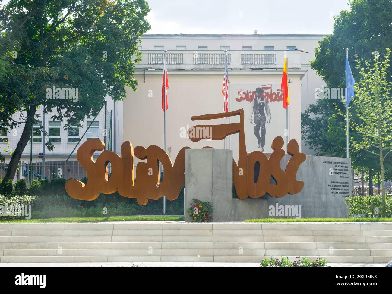 WARSCHAU, POLEN, 11,2021. JUNI: Anlässlich des 32. Jahrestages der Gründung der 2021 wurde am 04. Juni Solidarność das Solidaritätsdenkmal in Warschau enthüllt Stockfoto