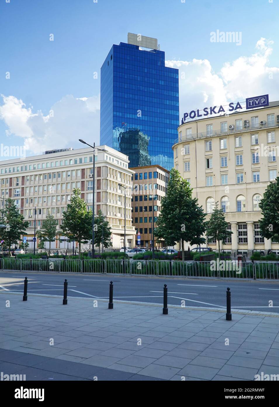 Zeitgenössische moderne Architektur zwischen Gebäuden im sozialistischen realistischen Stil in der Innenstadt von Warschau, Polen. Blick vom Plac Powstancow Warszawy. Stockfoto
