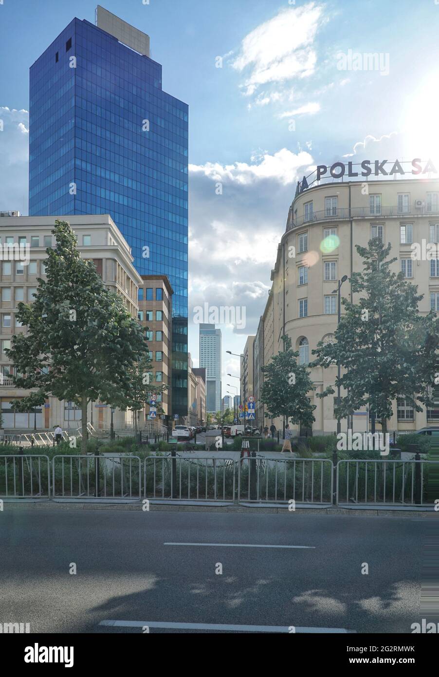 Zeitgenössische moderne Architektur zwischen Gebäuden im sozialistischen realistischen Stil in der Innenstadt von Warschau, Polen. Blick vom Plac Powstancow Warszawy. Stockfoto