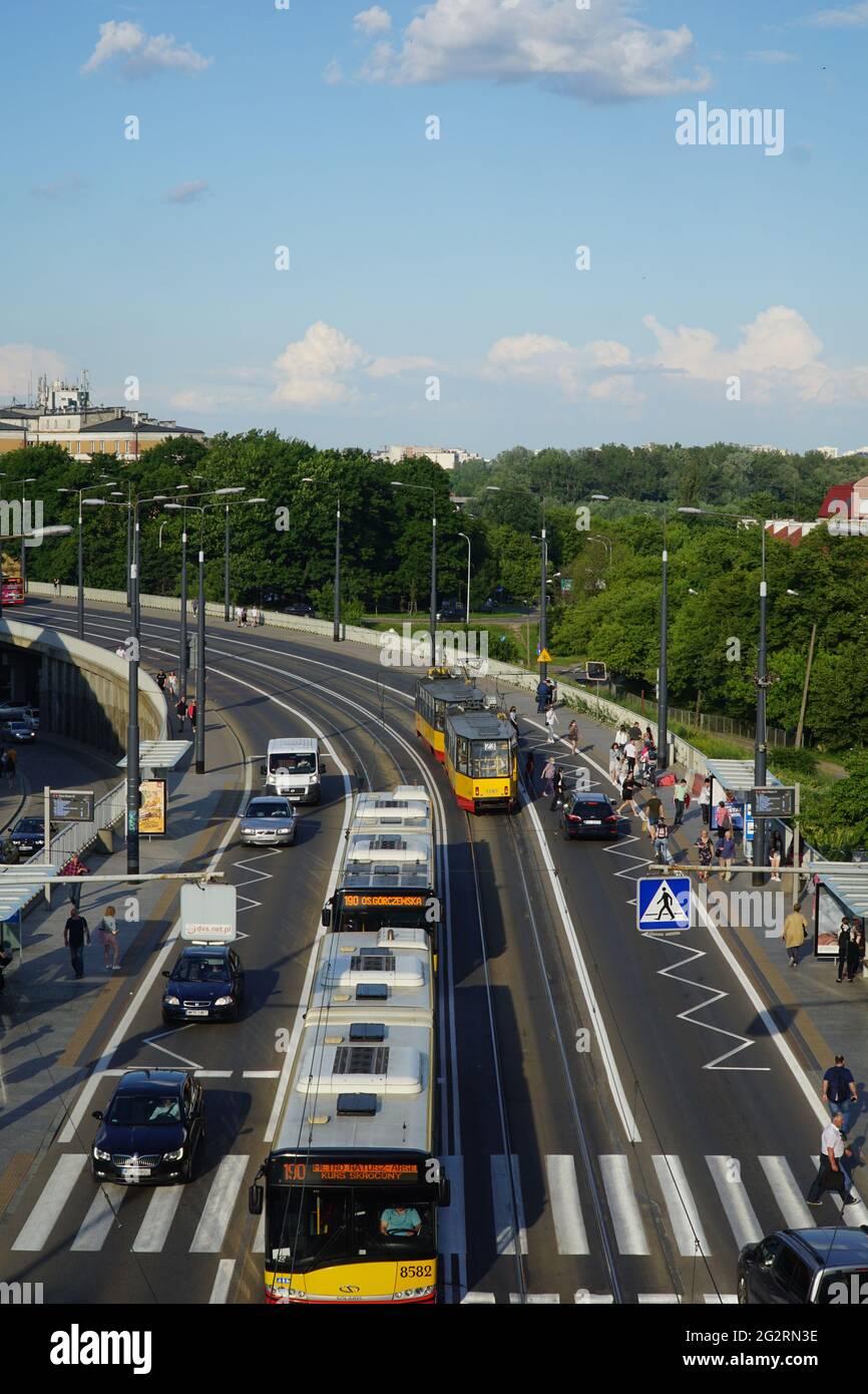 Die öffentlichen Verkehrsmittel in Warschau befinden sich im Stadtzentrum an der Haltestelle Old City. Busse und Straßenbahnen, Passanten warten, fahren und fahren. Viele Fußgänger. Stockfoto