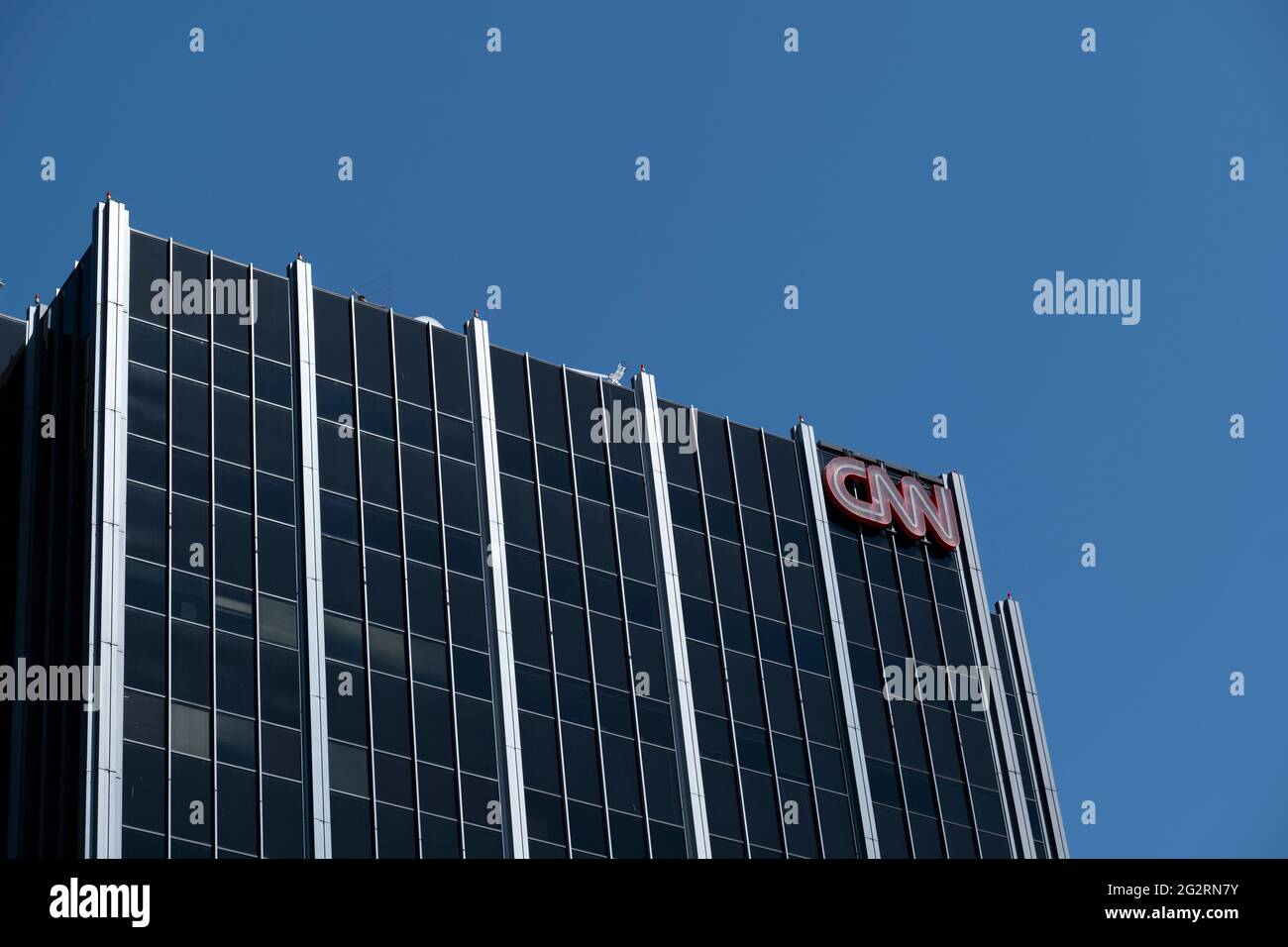 Hollywood, CA USA - 27. März 2021: Das Logo auf dem CNN-Gebäude in Hollywood Stockfoto