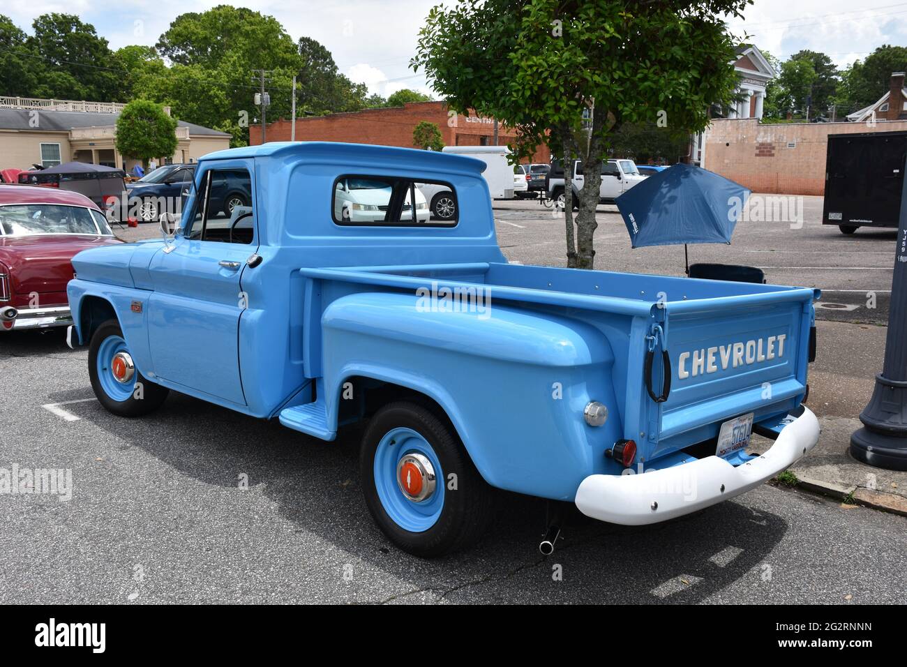 Ein Chevrolet Pickup Truck aus den 1960er Jahren, der auf einer Automobilausstellung ausgestellt ist. Stockfoto