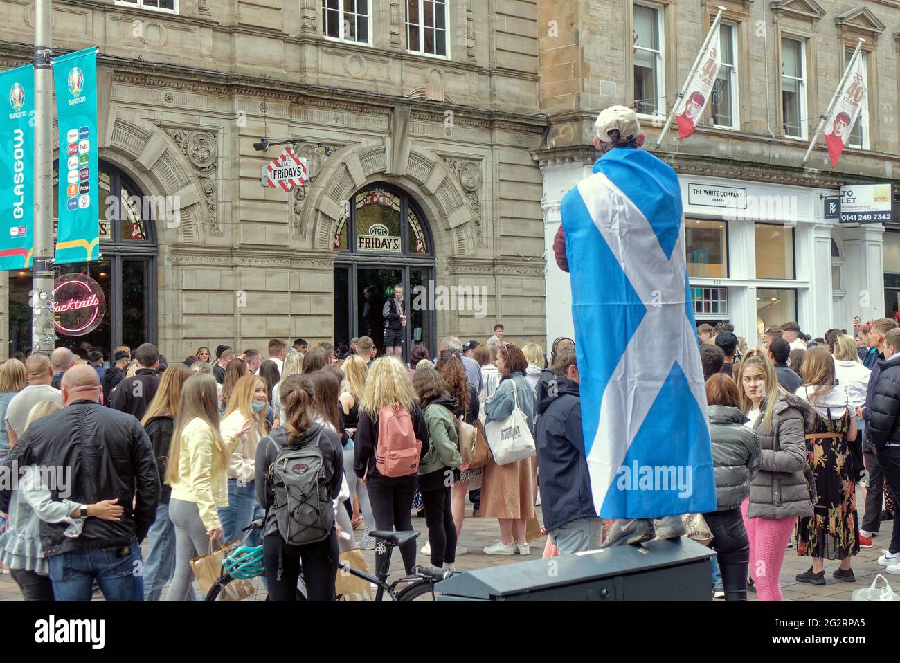 Glasgow, Schottland, Großbritannien, 12. Juni 2021. UK Wetter: Sommer Euro 2021 Fieber erschien in der Stadt mit einer guten Stimmung und Fahnen und einem Stil Meile buchanan Straße Singalong begleitend den Sommer feeling. Die Singalong von Flower of scotland ist unter twitter-Account von harry Houndy Keine Credits auf meinen echten Namen, wie ich nicht Video. Quelle: Gerard Ferry/Alamy Live News Stockfoto