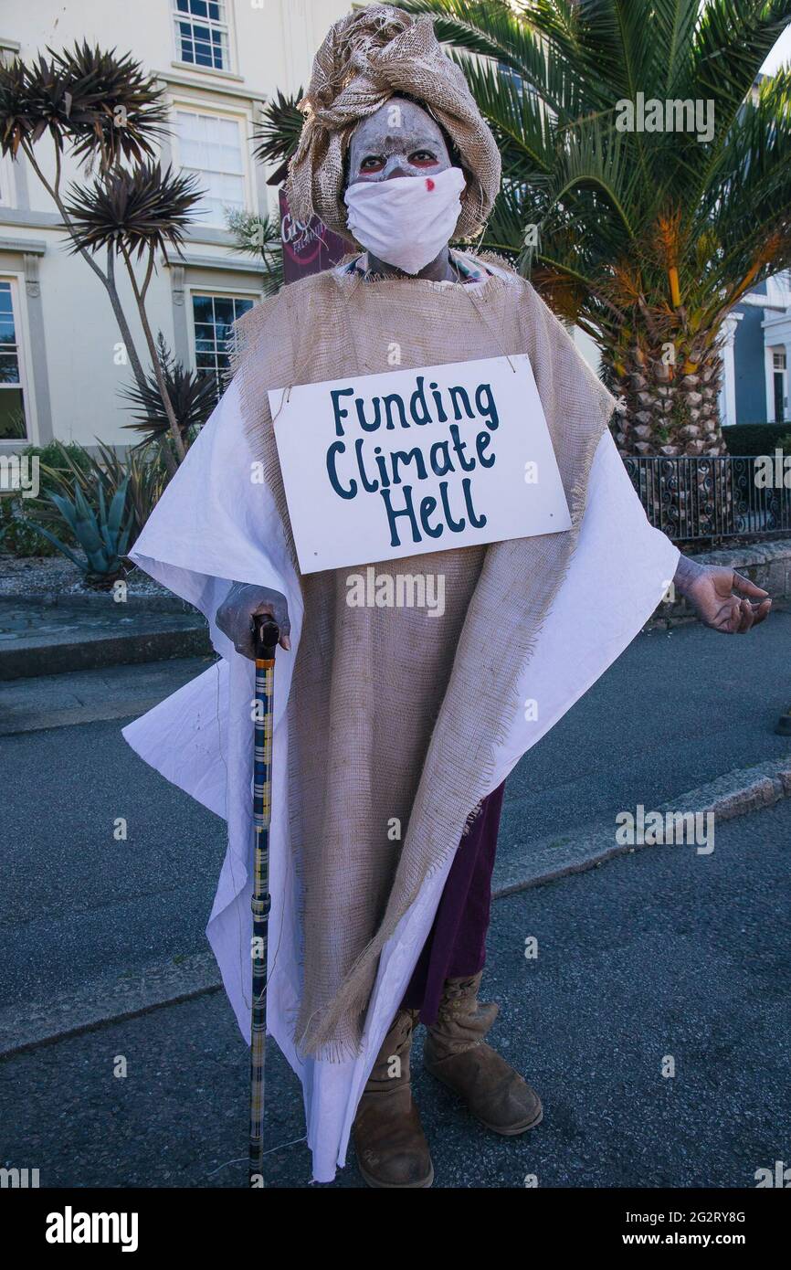 Falmouth, Cornwall, Großbritannien 12. Juni 2021 Extinction Rebellion Demonstranten kleiden sich als G7-Gipfel der „Büßer“. Die Büßer basieren auf der mittelalterlichen Idee der Sühne für Übertretungen gegen die Gemeinschaft, sie tragen die Verbrechen der heutigen Welt in ihre eigenen. Stockfoto