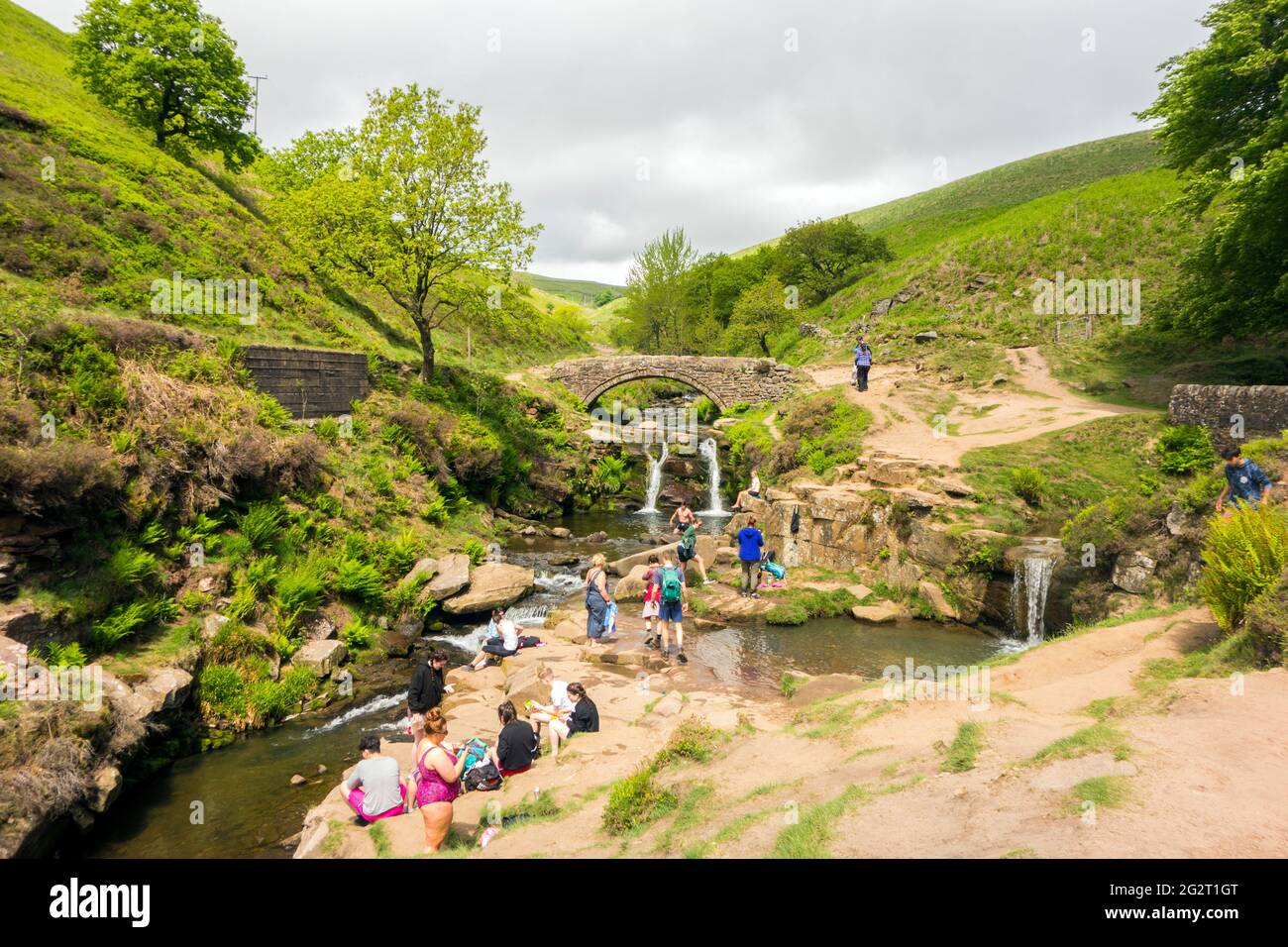 Leute, die im Fluss Dane am Three Shires Head, wo Cheshire, Derbyshire und Staffordshire im Peak District aufeinandertreffen, Picknicken und schwimmen Stockfoto
