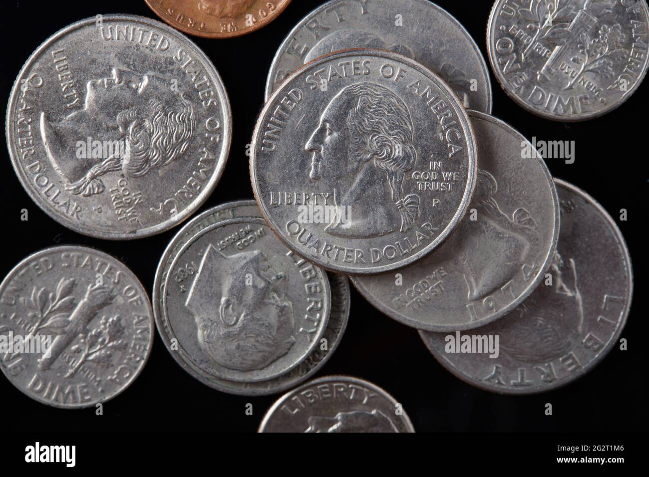Verschiedene amerikanische Münzen, Washington Viertel-Dollar oder 25-Cent-Silbermünze. Verschiedene Us-Münzen. Konzept für Geld, Finanzen, Unternehmenswachstum. Finanzrückstand Stockfoto