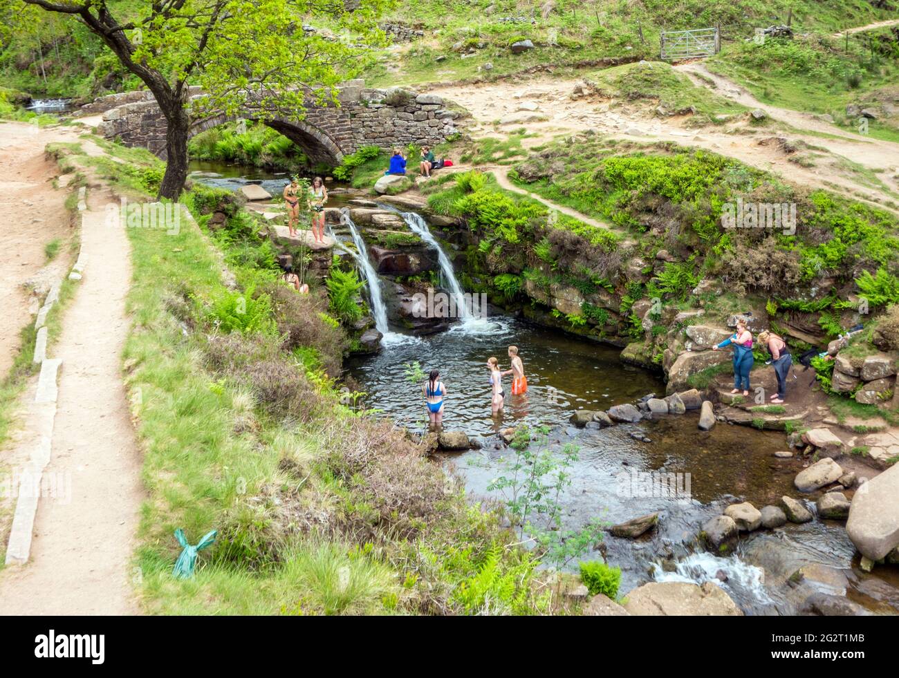Leute, die im Fluss Dane am Three Shires Head, wo Cheshire, Derbyshire und Staffordshire im Peak District aufeinandertreffen, Picknicken und schwimmen Stockfoto