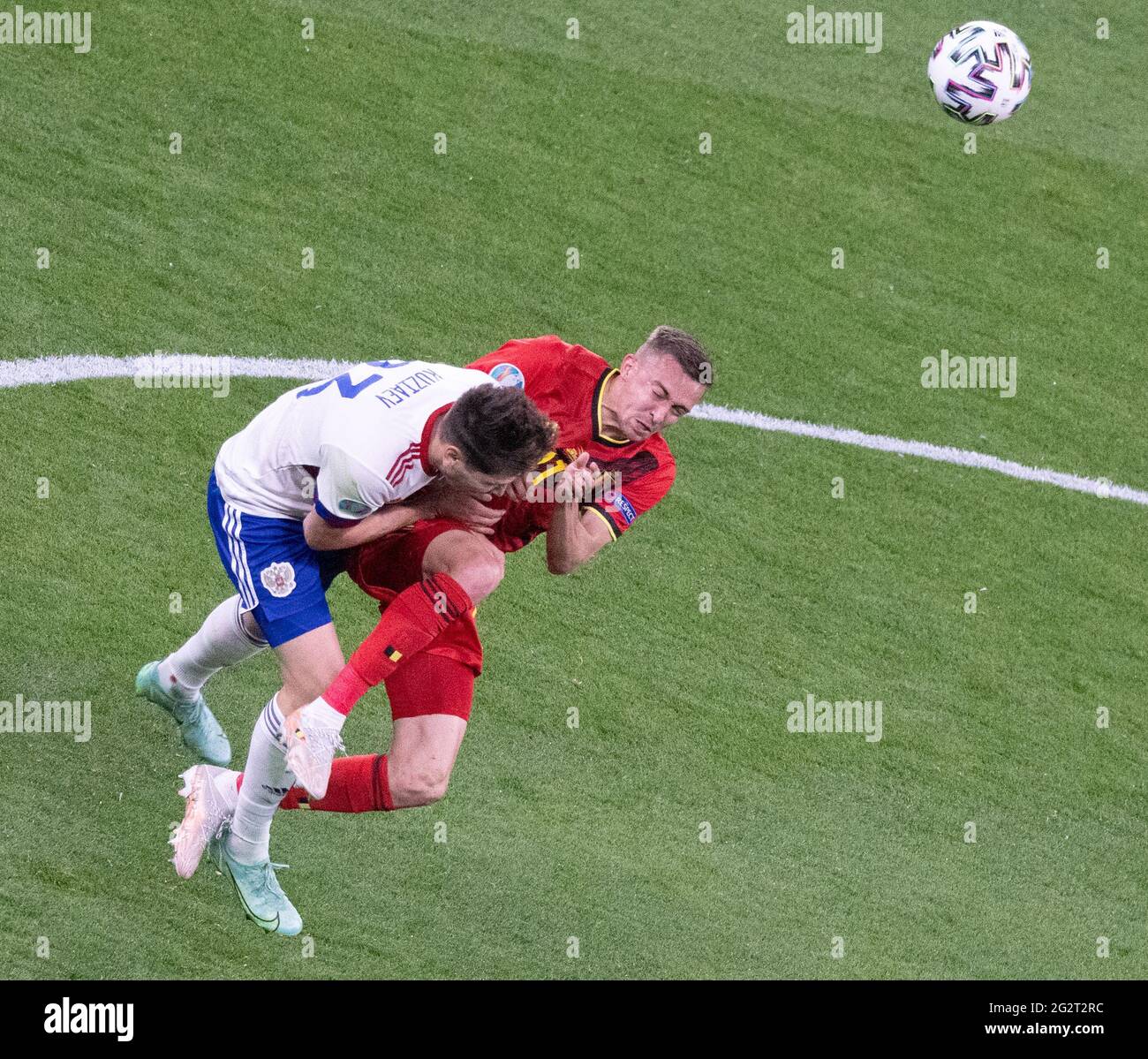 SANKT PETERSBURG, RUSSLAND - 12. JUNI: Timothy Castagne aus Belgien kollidiert mit Daler Kuzyayev aus Russland während des UEFA Euro 2020 Championship Group B Spiels zwischen Belgien und Russland am 12. Juni 2021 in Sankt Petersburg, Russland. (Foto nach MB-Medien) Stockfoto