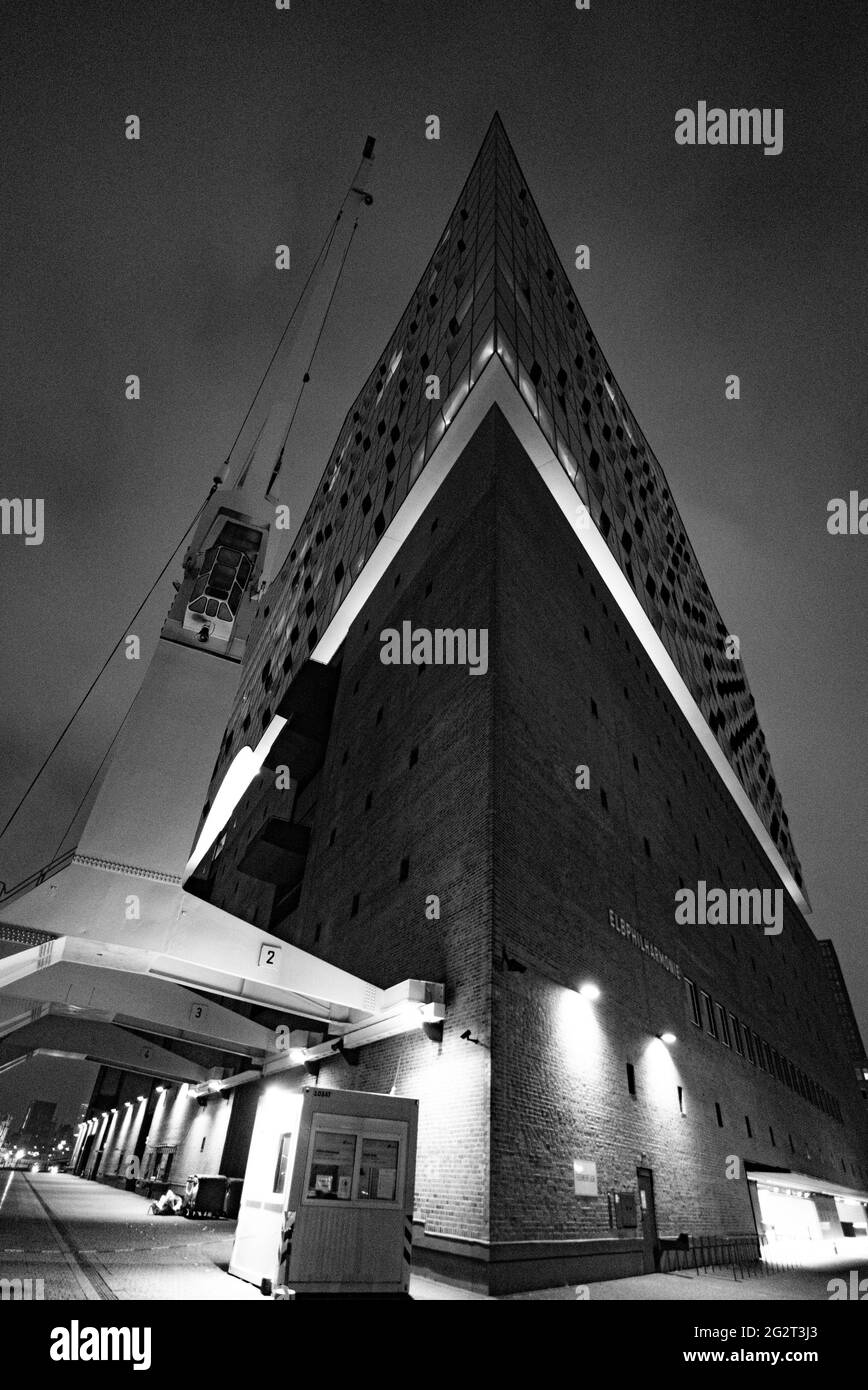 Rand der Elbphilharmonie Konzerthalle am Hamburger Hafen - STADT HAMBURG, DEUTSCHLAND - 10. MAI 2021 Stockfoto