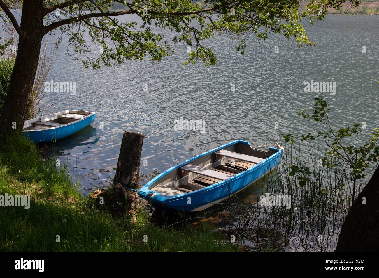 Ein malerisches Bild eines Bootes am Seeufer, in der Gemeinde Baselga di Piné, Trentino, Italien Stockfoto