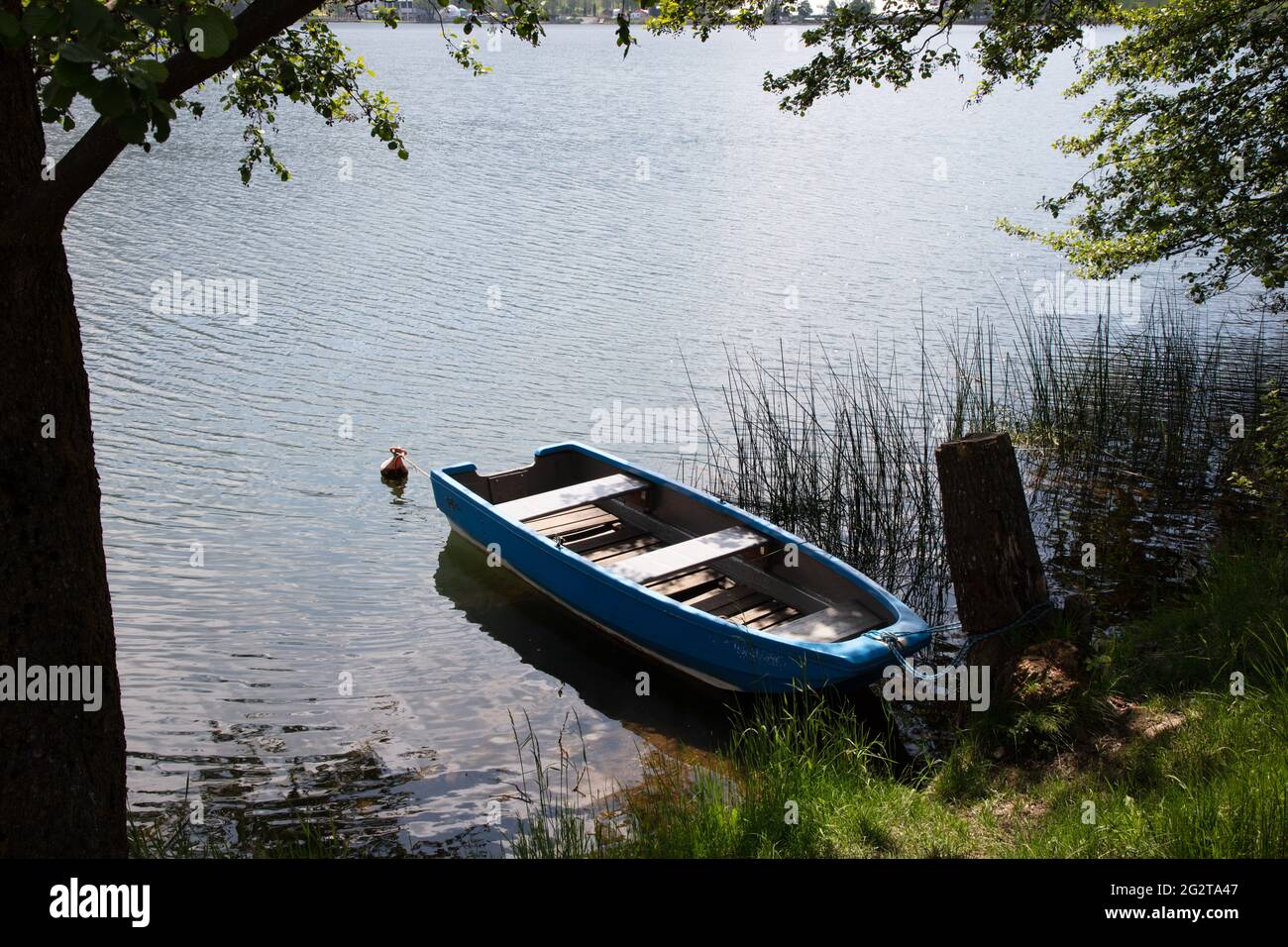 Ein malerisches Bild eines Bootes am Seeufer, in der Gemeinde Baselga di Piné, Trentino, Italien Stockfoto