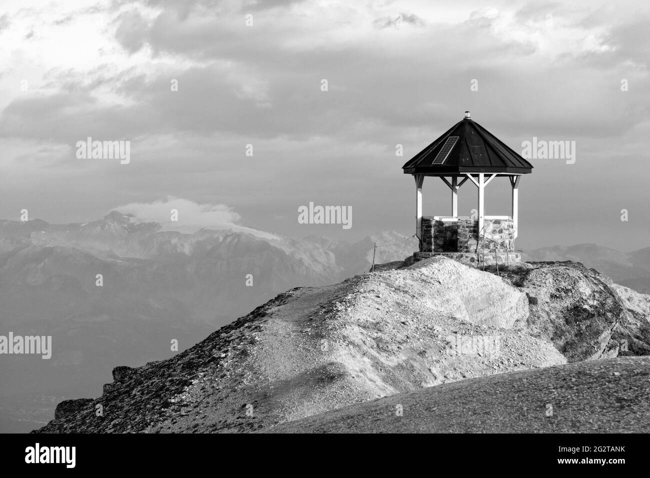 Schwarz-Weiß-Foto des Leuchtturms auf dem Gipfel des Rothorns am Morgen. Chandolin, Val d'Anniviers, Schweiz Stockfoto