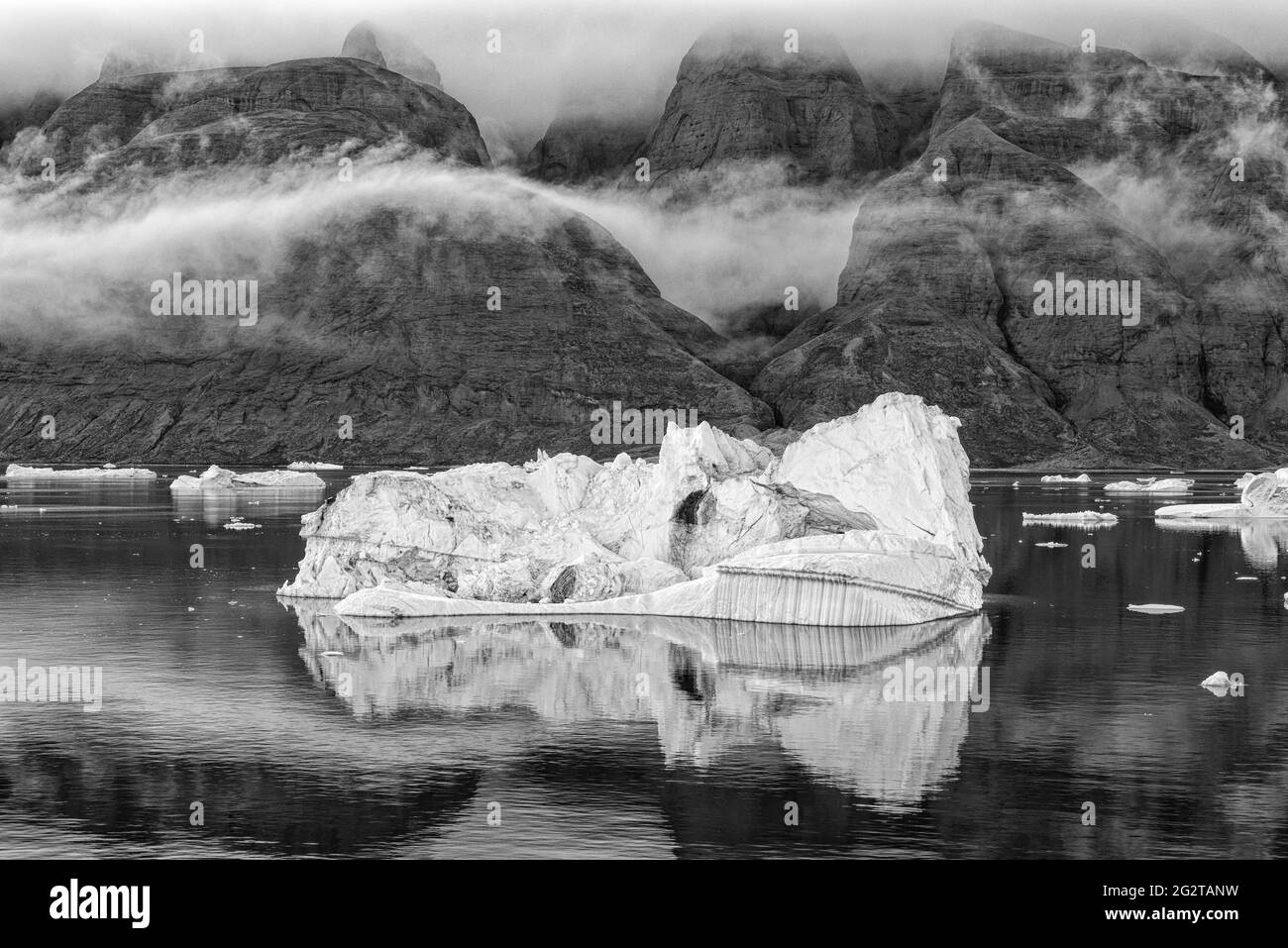 Schwarz-Weiß-Foto von schwimmenden Eisbergen am Abend, Grönland, Dänemark, Scoresby Sund, Kangertittivaq, Grönland, Dänemark Stockfoto