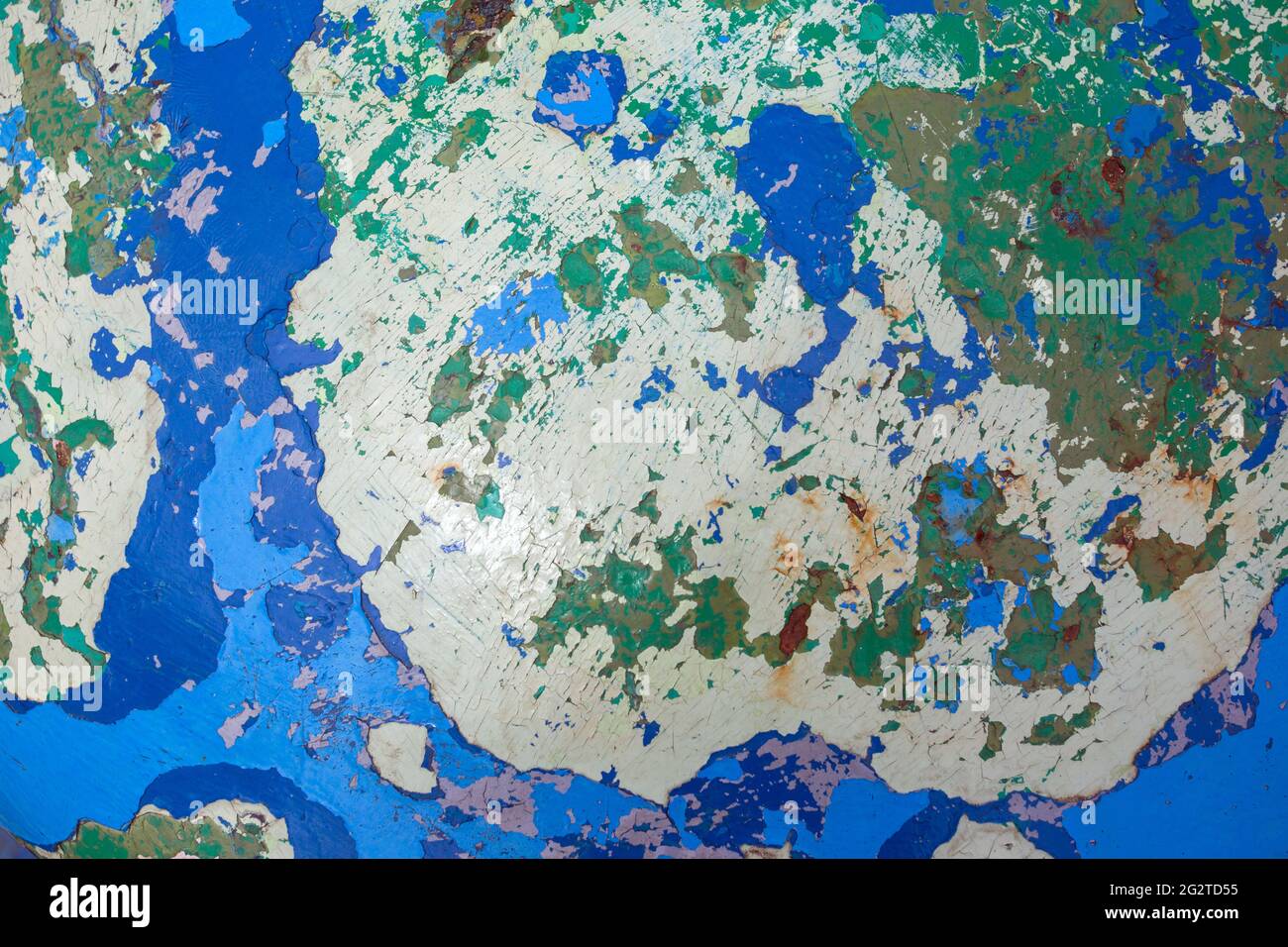 Nahaufnahme der mehrfach bemalten Oberseite einer Ankerwinde im Landschaftsformat. Stockfoto