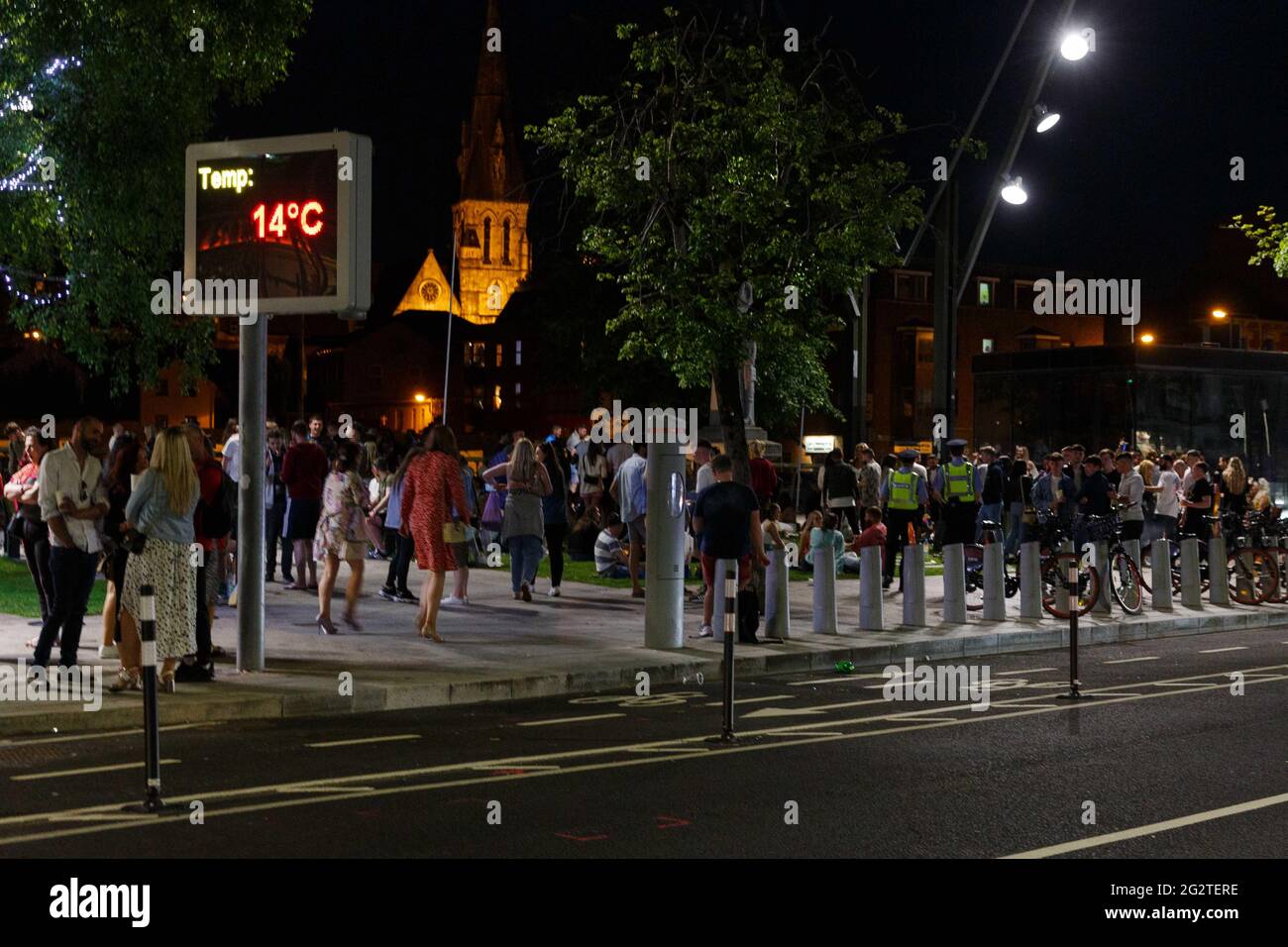 Cork, Irland. Juni 2021. Der Gardai zerstreut große Menschenmassen, die sich auf der Grand Parade in Cork, Irland, versammelten. Große Menschenmengen versammelten sich heute auf den Straßen von Cork, um die Sonne und die Atmosphäre zu genießen. Viele dieser Menschenmengen blieben bis zur nächtlichen Sauferei und Geselligkeit auf den Straßen, bis sie von Mitgliedern des gardai zerstreut wurden, als die Pubs und Restaurants der Stadt sich der Einhaltung der Regierungsrichtlinien anfingen. Kredit: Damian Coleman/Alamy Live Nachrichten Stockfoto