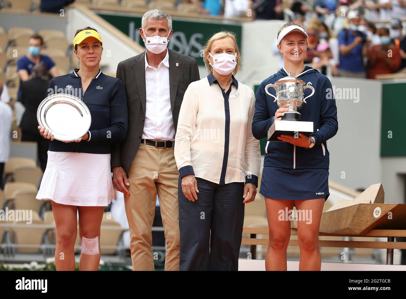 Paris, Frankreich. Juni 2021. Finalistin Anastasia Pavlyuchenkova aus Russland, Präsidentin des französischen Tennisverbandes FFT Gilles Moretton, Trophäenmoderatorin Martina Navratilova, Gewinnerin Barbora Krejcikova aus Tschechien während der Siegerehrung des Finale der Frauen-Singles am 14. Tag von Roland-Garros 2021, French Open 2021, einem Grand Slam Tennisturnier am 12. Juni, 2021 im Roland-Garros-Stadion in Paris, Frankreich - Foto Jean Catuffe/DPPI Quelle: DPPI Media/Alamy Live News Stockfoto