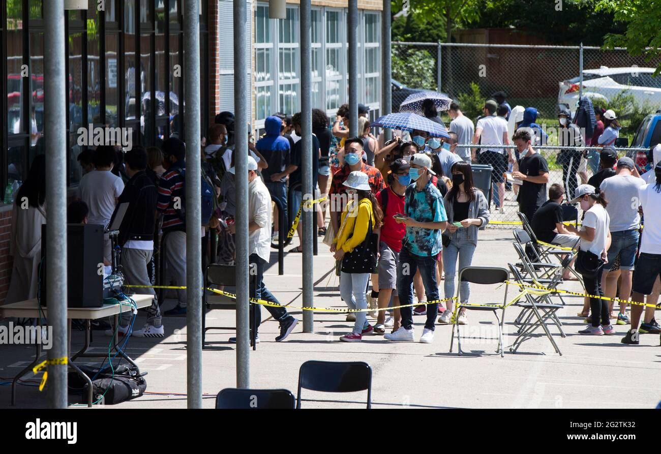 Toronto, Kanada. Juni 2021. Am 12. Juni 2021 gehen die Menschen in eine COVID-19-Impfklinik in Toronto, Kanada. Kanada meldete am Samstag 1,115 neue tägliche Fälle von COVID-19, was die Gesamtzahl auf 1,400,827, einschließlich 25,910 Todesfälle, nach CTV bringt. Quelle: Zou Zheng/Xinhua/Alamy Live News Stockfoto