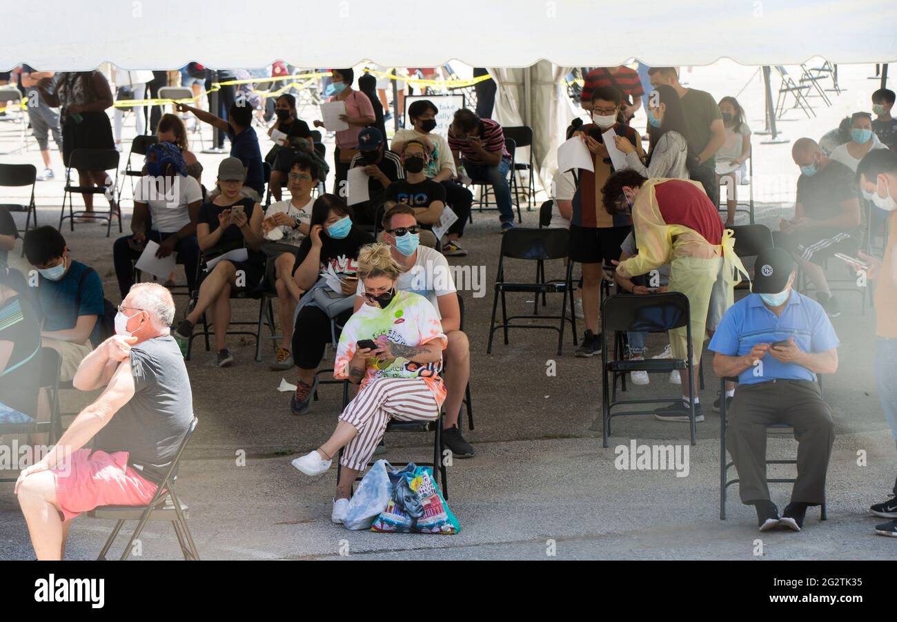 Toronto, Kanada. Juni 2021. Am 12. Juni 2021 warten die Menschen in Toronto, Kanada, auf den Erhalt von COVID-19-Impfstoffen. Kanada meldete am Samstag 1,115 neue tägliche Fälle von COVID-19, was die Gesamtzahl auf 1,400,827, einschließlich 25,910 Todesfälle, nach CTV bringt. Quelle: Zou Zheng/Xinhua/Alamy Live News Stockfoto