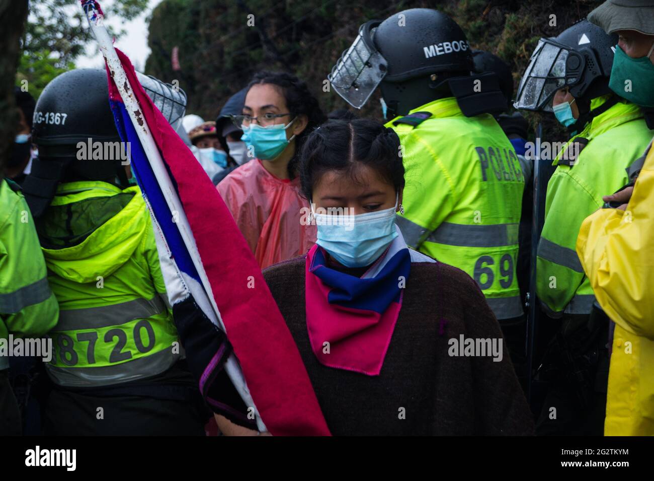 Die Misak-Ureinwohner übernehmen den Platz „Monumento a los Reyes Catolicos“. Auf diesem speziellen Platz befanden sich die Skulpturen von Chrisropher Columbus und Isabel la Catolica, wenige Tage bevor sie versuchten, diese Skulpturen abzutragen und von der kolumbianischen Nationalpolizei vergeltet wurden. Die Skulpuren wurden in der Nacht nach den Zusammenstößen vom Kultusministerium abgesetzt. Am 11. Juni 2021 in Bogota, Kolumbien. Stockfoto
