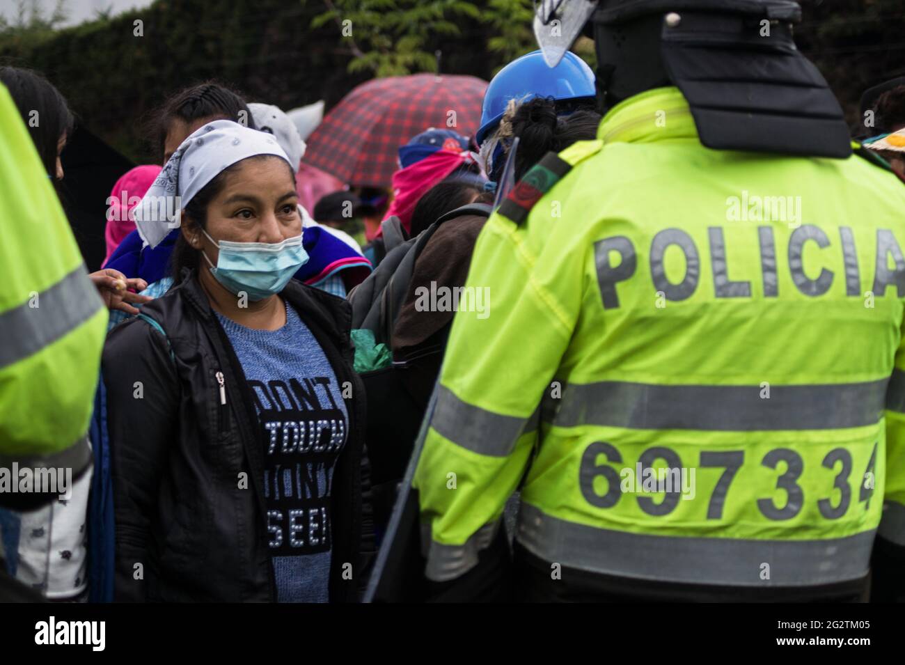 Die Misak-Ureinwohner übernehmen den Platz „Monumento a los Reyes Catolicos“. Auf diesem speziellen Platz befanden sich die Skulpturen von Chrisropher Columbus und Isabel la Catolica, wenige Tage bevor sie versuchten, diese Skulpturen abzutragen und von der kolumbianischen Nationalpolizei vergeltet wurden. Die Skulpuren wurden in der Nacht nach den Zusammenstößen vom Kultusministerium abgesetzt. Am 11. Juni 2021 in Bogota, Kolumbien. Stockfoto