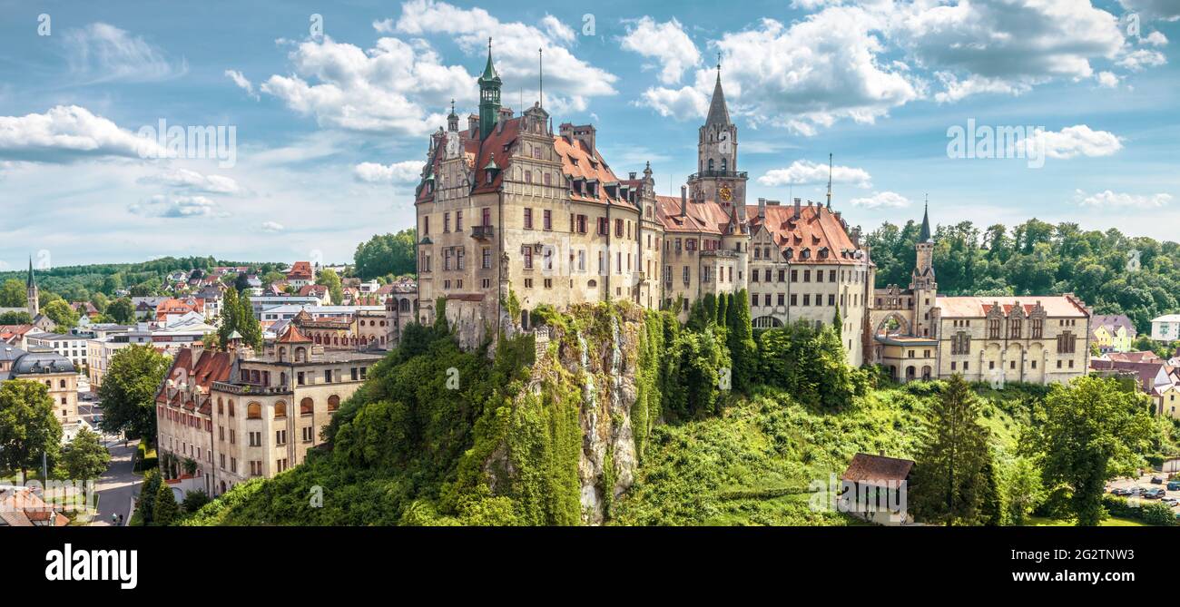 Panorama von Schloss Sigmaringen, Deutschland. Stadtlandschaft mit deutschem Schloss, Wahrzeichen von Baden-Württemberg. Skyline der alten schwäbischen Stadt im Sommer. Sce Stockfoto