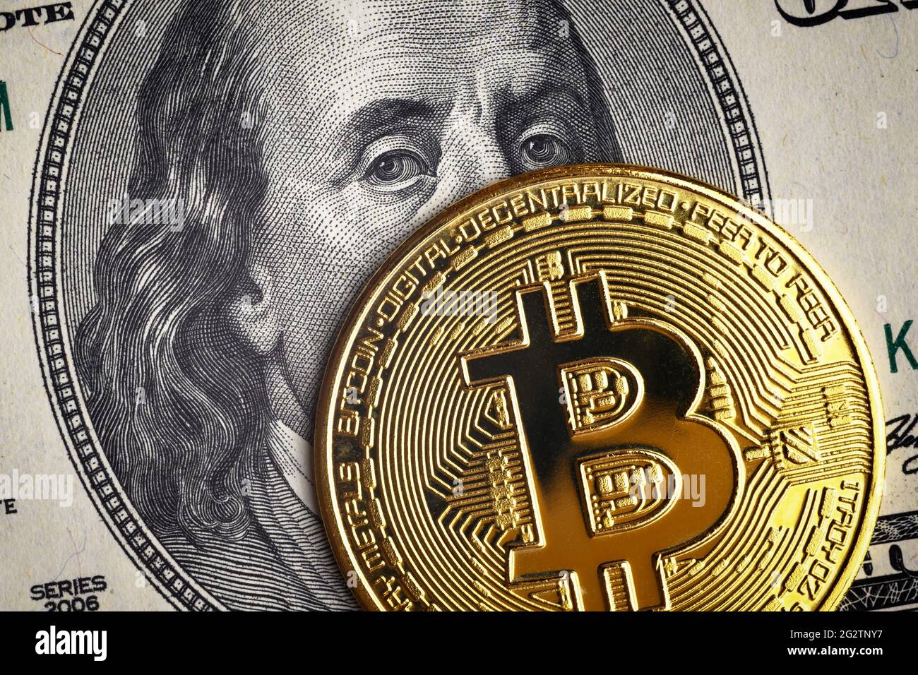 Bitcoin vs. US-Dollar, Goldmünze auf 100-Dollar-Schein. Digitale Krypto-Währung Bitcoin und Franklin-Porträt auf Geldschein. Konzept der Bank, Bitcoin Stockfoto