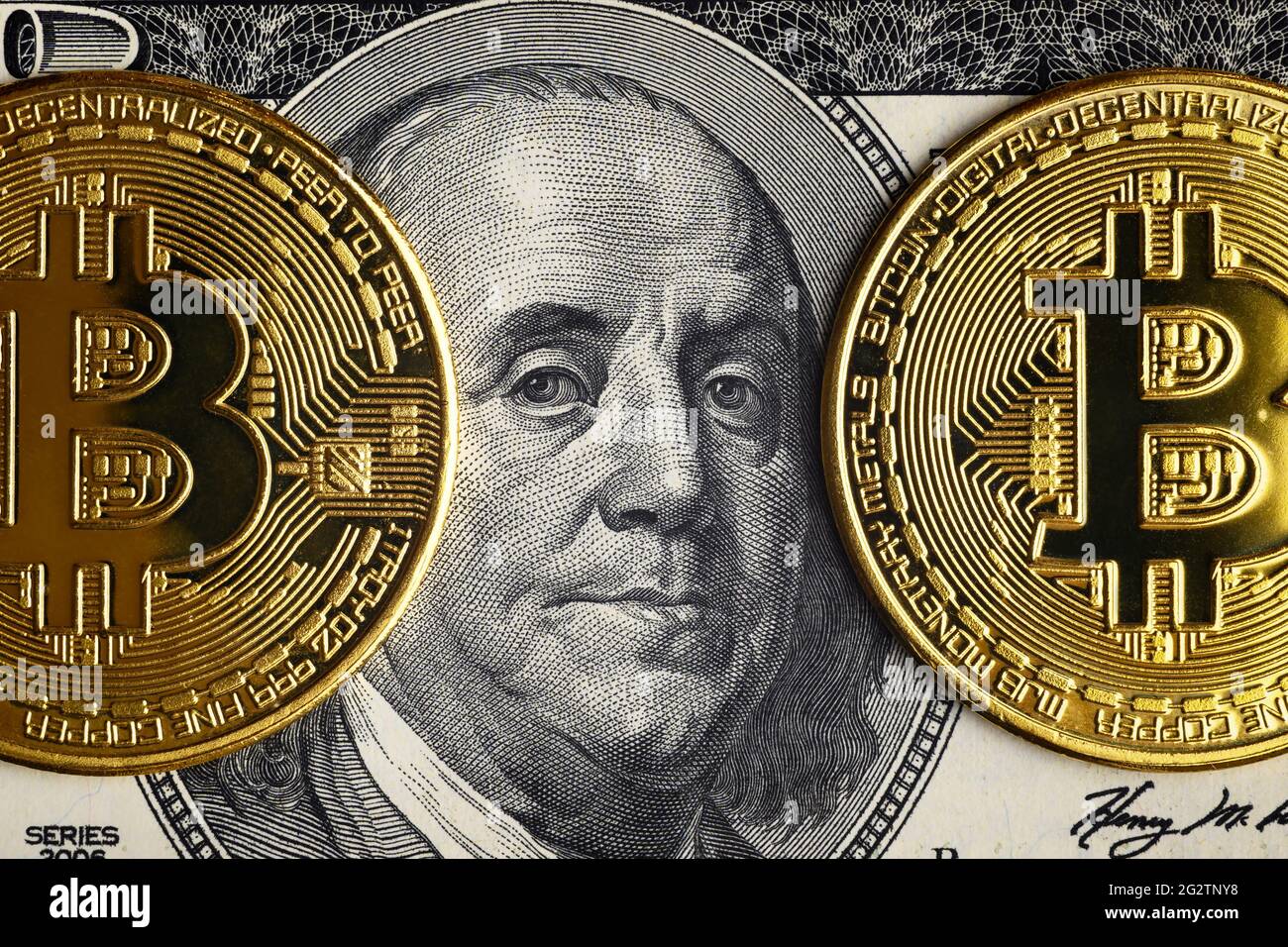 Bitcoin vs. US-Dollar, Goldbitmünzen auf 100-Dollar-Schein. Digitale Krypto-Währung Bitcoin und Franklin-Porträt auf Geldschein. Konzept der Bank, Bitcoin Stockfoto