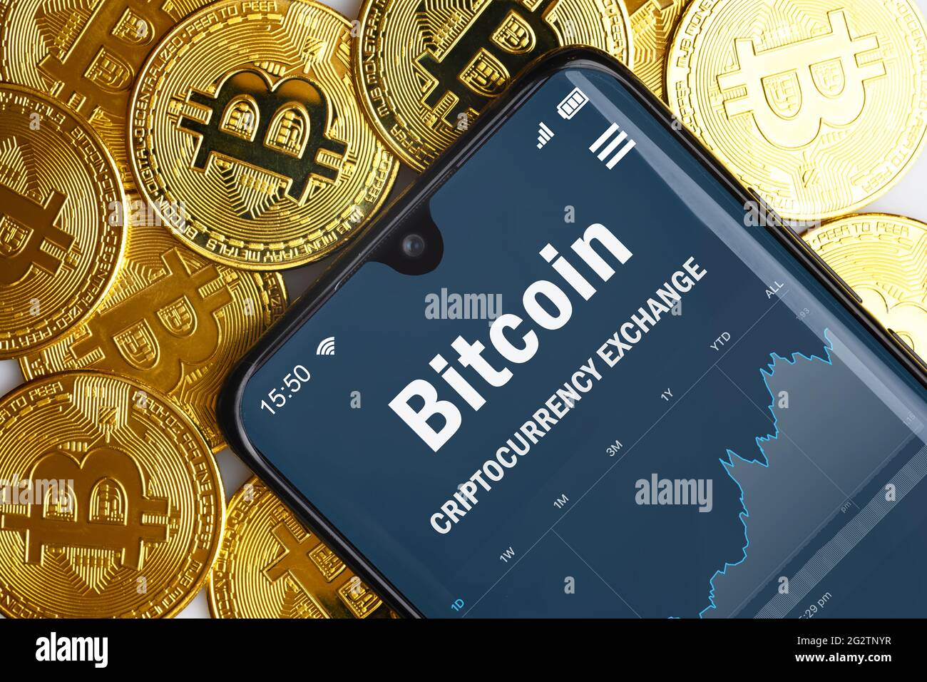 Bitcoin digitale Geldbörse in Smartphone und Gold-Bit-Münzen, Krypto-Währung Bitcoin Handel mit dem Handy. Konzept des virtuellen Geldes, Kryptowährung exc Stockfoto