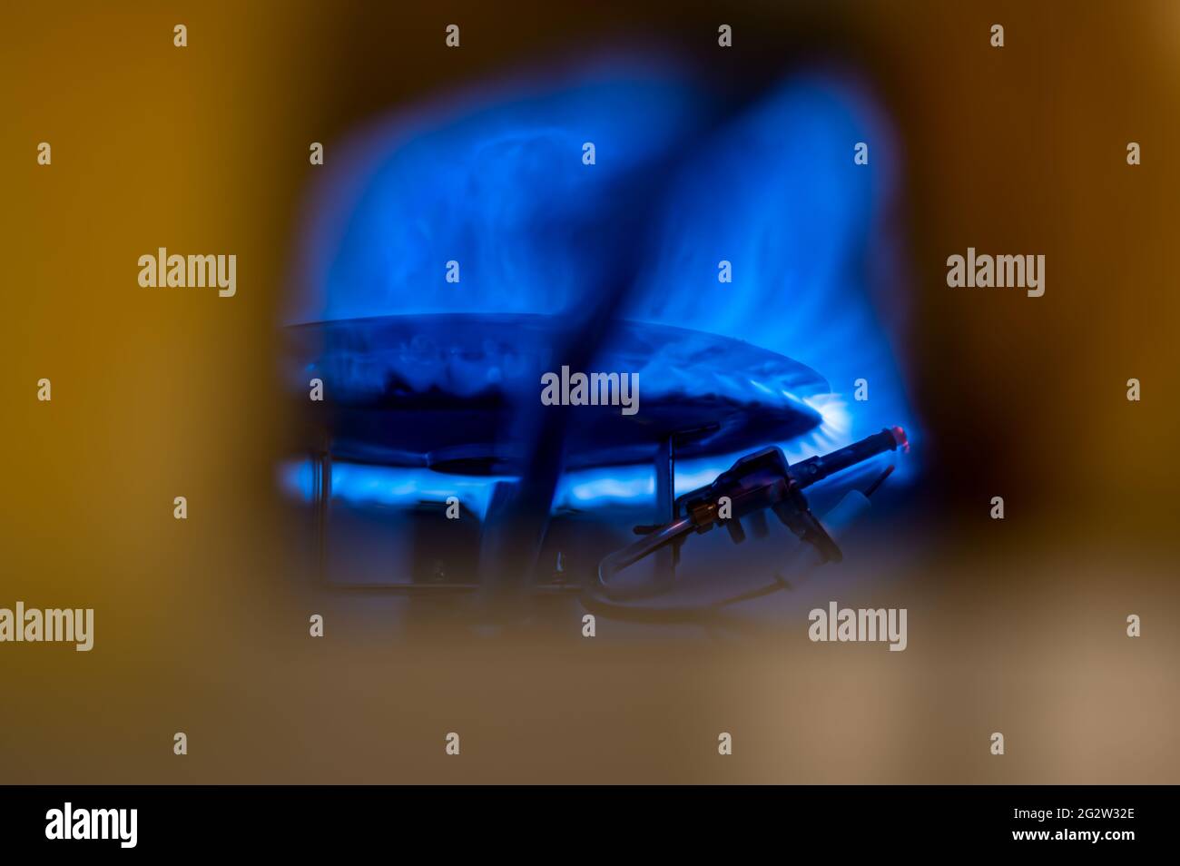 Meldeleuchte mit automatischer Zündung in einem Warmwasserbereiter mit Flammen Stockfoto