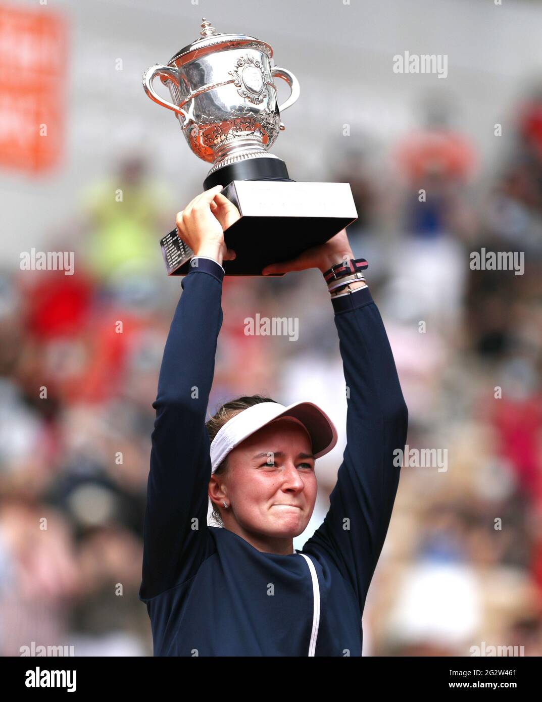 Paris, Frankreich. Juni 2021. Barbora Krejcikova aus der Tschechischen Republik hebt die Trophäe nach dem finalen Match der Frauen zwischen Anastasia Pavlyuchenkova aus Russland und Barbora Krejcikova aus der Tschechischen Republik beim French Open Tennisturnier in Roland Garros in Paris, Frankreich, am 12. Juni 2021. Kredit: Gao Jing/Xinhua/Alamy Live Nachrichten Stockfoto