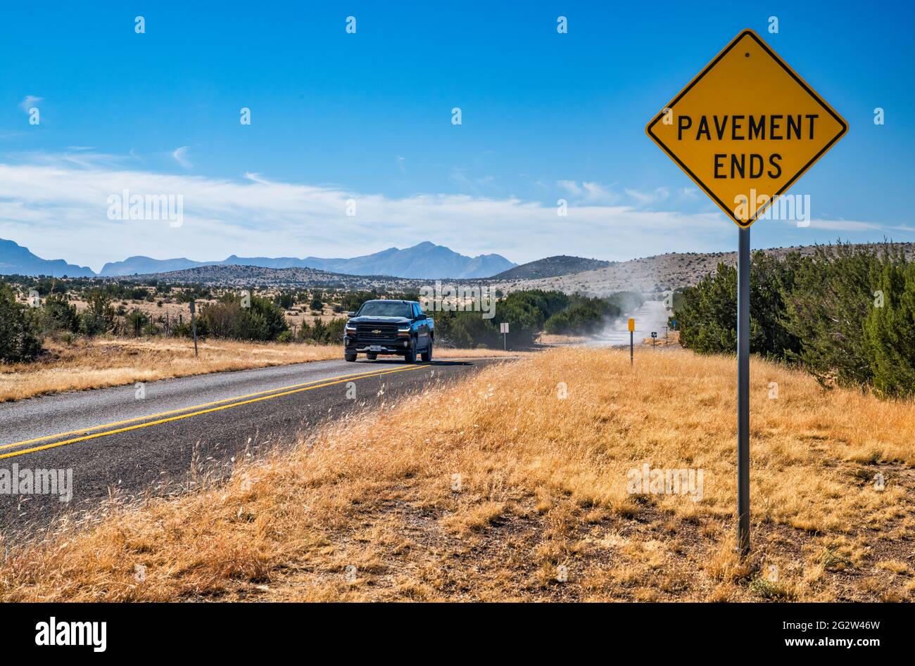 Pinto Canyon Road in den Pinto Canyon, Chinati Mountains, Pick up Truck, Big Bend Country, Texas, USA Stockfoto