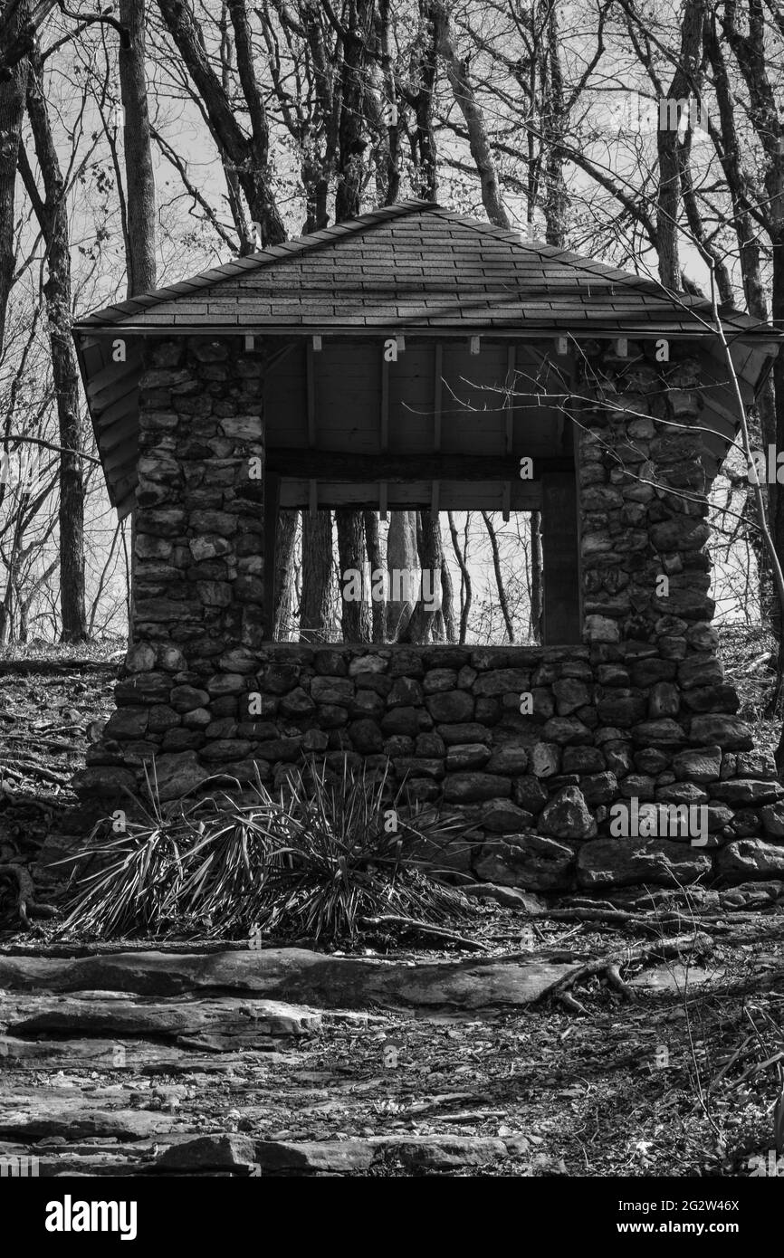 Steinpavillon im Wald in schwarz und weiß Stockfoto