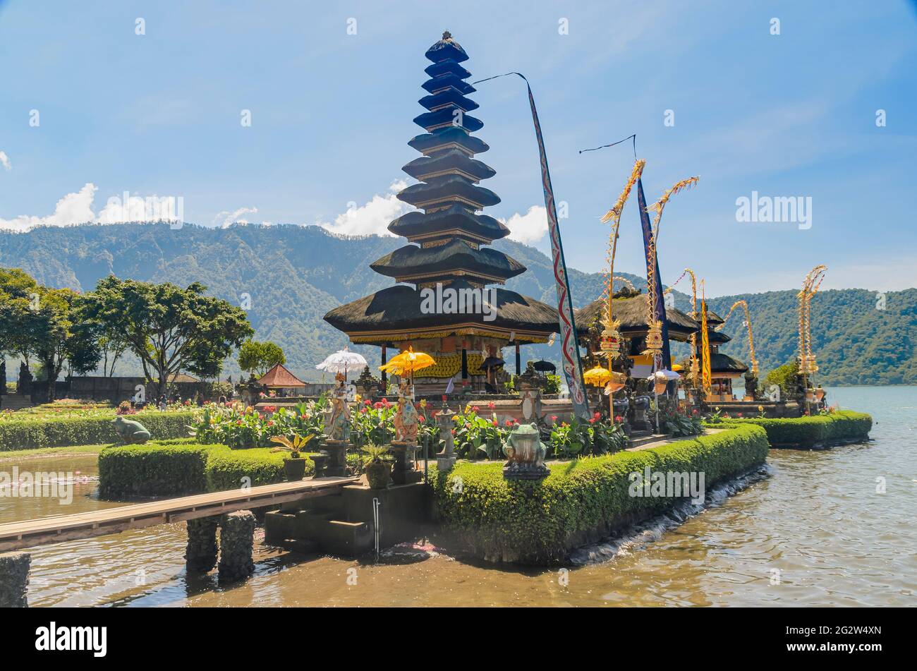 Lingga Petak Tempel in Pura Ulu Danu am Bratan See, Bali, Indonesien. Dieser Tempel am See wurde zu Ehren von Dewi Danu, der Göttin des Sees, errichtet Stockfoto